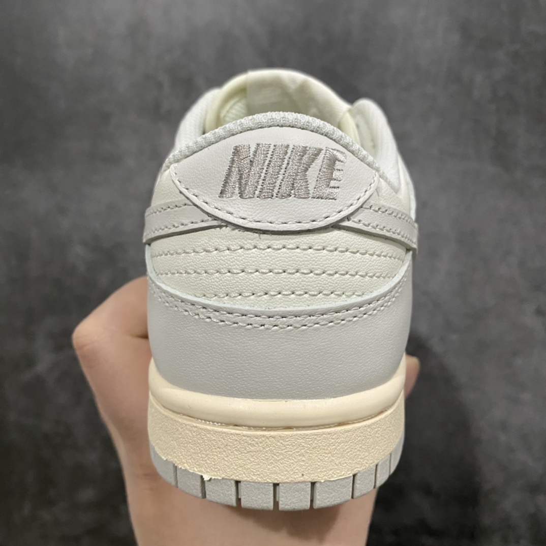 图片[4]-K版纯原 NK Dunk Low 骨白 DD1503-107 原厂Sadesa D7 皮料 厚度1.45CM 细纹排气孔完全一致 全套原楦原模倾力打造完美版型 独家原厂航空铝磨具打磨大底 鞋头坡度极致还原 无解鞋型 原盒原配 圈内天花板工艺 原厂冲刀 超高清洁度 全鞋零毛边皮料切割 采用原厂百宏鞋带以及原厂百宏织唛舌标 内标可供原厂几率过验 原厂中底布黄色点胶 原厂中底布拉帮走线遵循公司‼️ 尺码：35.5 36 36.5 37.5 38 38.5 39 40 40.5 41 42 42.5 43 44 44.5 45 46 47.5-选品中心