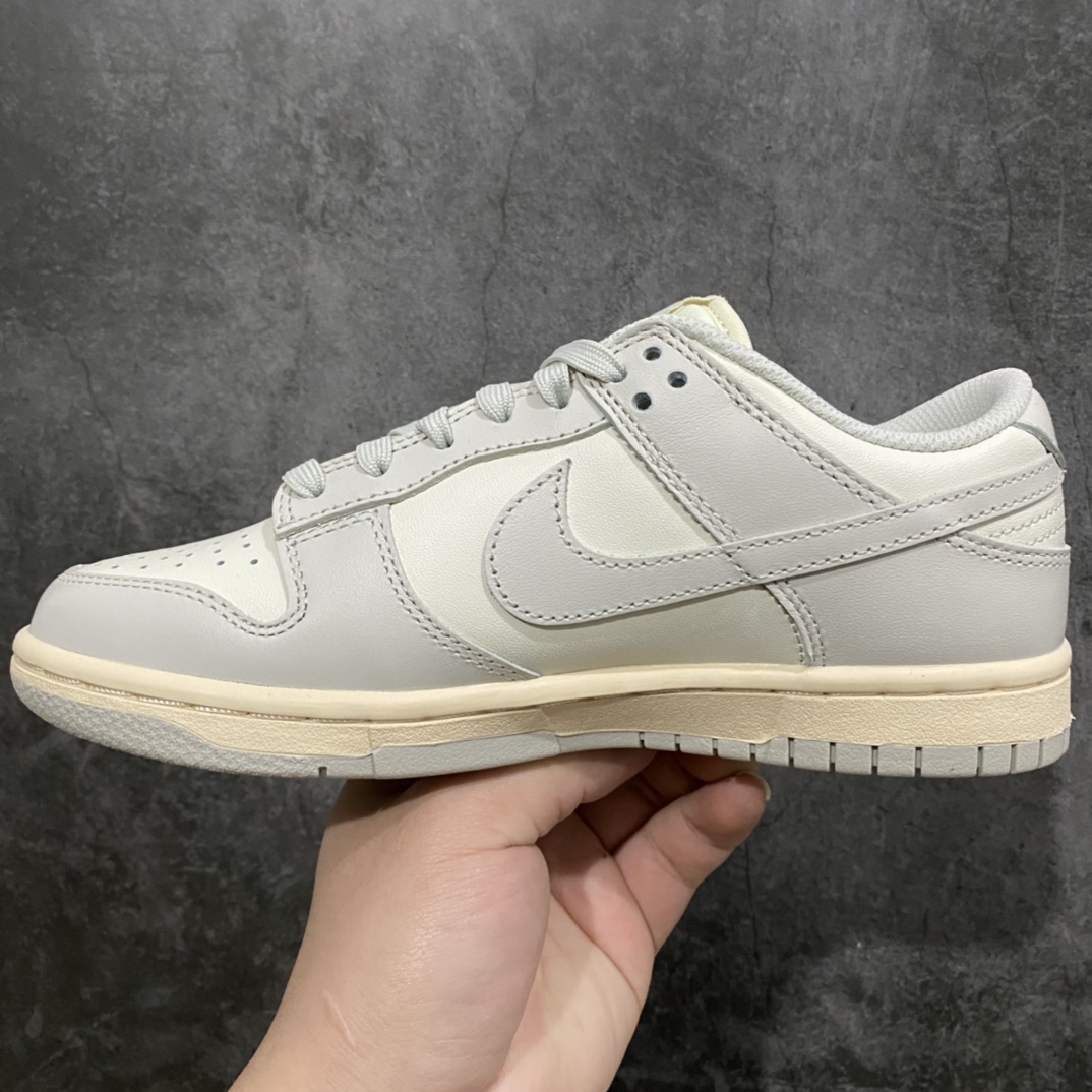 图片[2]-K版纯原 NK Dunk Low 骨白 DD1503-107 原厂Sadesa D7 皮料 厚度1.45CM 细纹排气孔完全一致 全套原楦原模倾力打造完美版型 独家原厂航空铝磨具打磨大底 鞋头坡度极致还原 无解鞋型 原盒原配 圈内天花板工艺 原厂冲刀 超高清洁度 全鞋零毛边皮料切割 采用原厂百宏鞋带以及原厂百宏织唛舌标 内标可供原厂几率过验 原厂中底布黄色点胶 原厂中底布拉帮走线遵循公司‼️ 尺码：35.5 36 36.5 37.5 38 38.5 39 40 40.5 41 42 42.5 43 44 44.5 45 46 47.5-选品中心