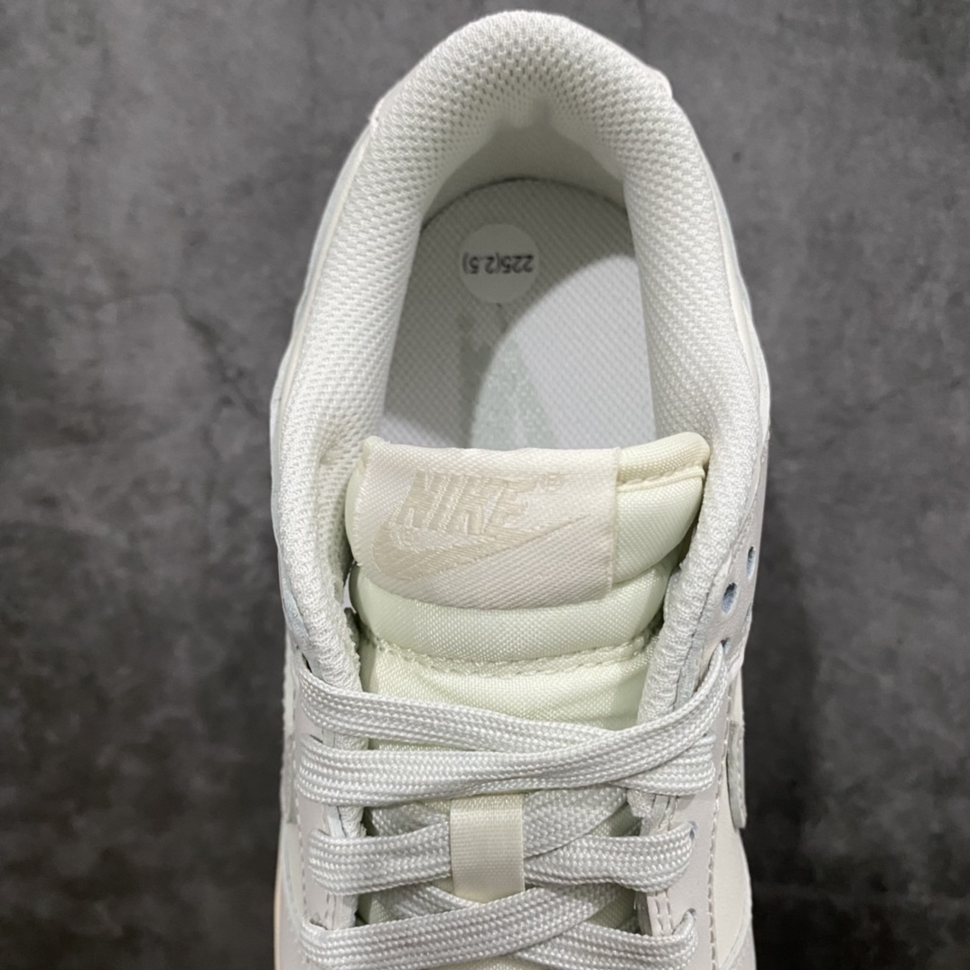 图片[8]-K版纯原 NK Dunk Low 骨白 DD1503-107 原厂Sadesa D7 皮料 厚度1.45CM 细纹排气孔完全一致 全套原楦原模倾力打造完美版型 独家原厂航空铝磨具打磨大底 鞋头坡度极致还原 无解鞋型 原盒原配 圈内天花板工艺 原厂冲刀 超高清洁度 全鞋零毛边皮料切割 采用原厂百宏鞋带以及原厂百宏织唛舌标 内标可供原厂几率过验 原厂中底布黄色点胶 原厂中底布拉帮走线遵循公司‼️ 尺码：35.5 36 36.5 37.5 38 38.5 39 40 40.5 41 42 42.5 43 44 44.5 45 46 47.5-选品中心