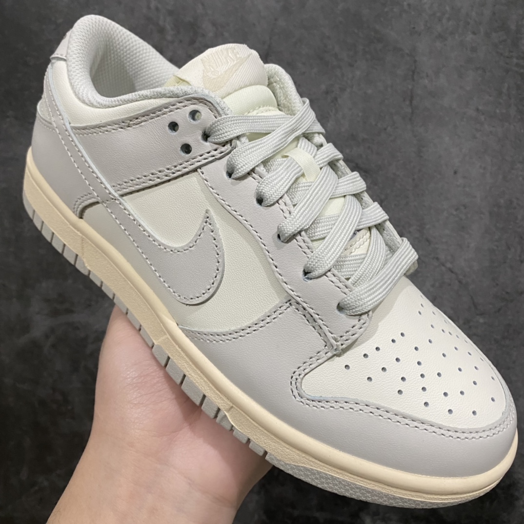 图片[3]-K版纯原 NK Dunk Low 骨白 DD1503-107 原厂Sadesa D7 皮料 厚度1.45CM 细纹排气孔完全一致 全套原楦原模倾力打造完美版型 独家原厂航空铝磨具打磨大底 鞋头坡度极致还原 无解鞋型 原盒原配 圈内天花板工艺 原厂冲刀 超高清洁度 全鞋零毛边皮料切割 采用原厂百宏鞋带以及原厂百宏织唛舌标 内标可供原厂几率过验 原厂中底布黄色点胶 原厂中底布拉帮走线遵循公司‼️ 尺码：35.5 36 36.5 37.5 38 38.5 39 40 40.5 41 42 42.5 43 44 44.5 45 46 47.5-选品中心