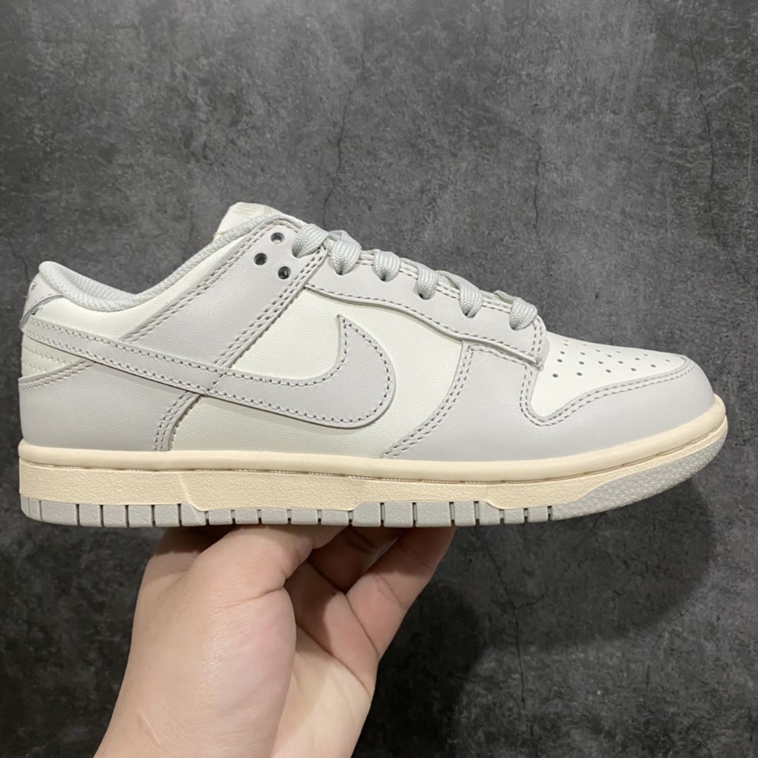 K版纯原 NK Dunk Low 骨白 DD1503-107 原厂Sadesa D7 皮料 厚度1.45CM 细纹排气孔完全一致 全套原楦原模倾力打造完美版型 独家原厂航空铝磨具打磨大底 鞋头坡度极致还原 无解鞋型 原盒原配 圈内天花板工艺 原厂冲刀 超高清洁度 全鞋零毛边皮料切割 采用原厂百宏鞋带以及原厂百宏织唛舌标 内标可供原厂几率过验 原厂中底布黄色点胶 原厂中底布拉帮走线遵循公司‼️ 尺码:35.5 36 36.5 37.5 38 38.5 39 40 40.5 41 42 42.5 43 44 44.5 45 46 47.5-选品中心