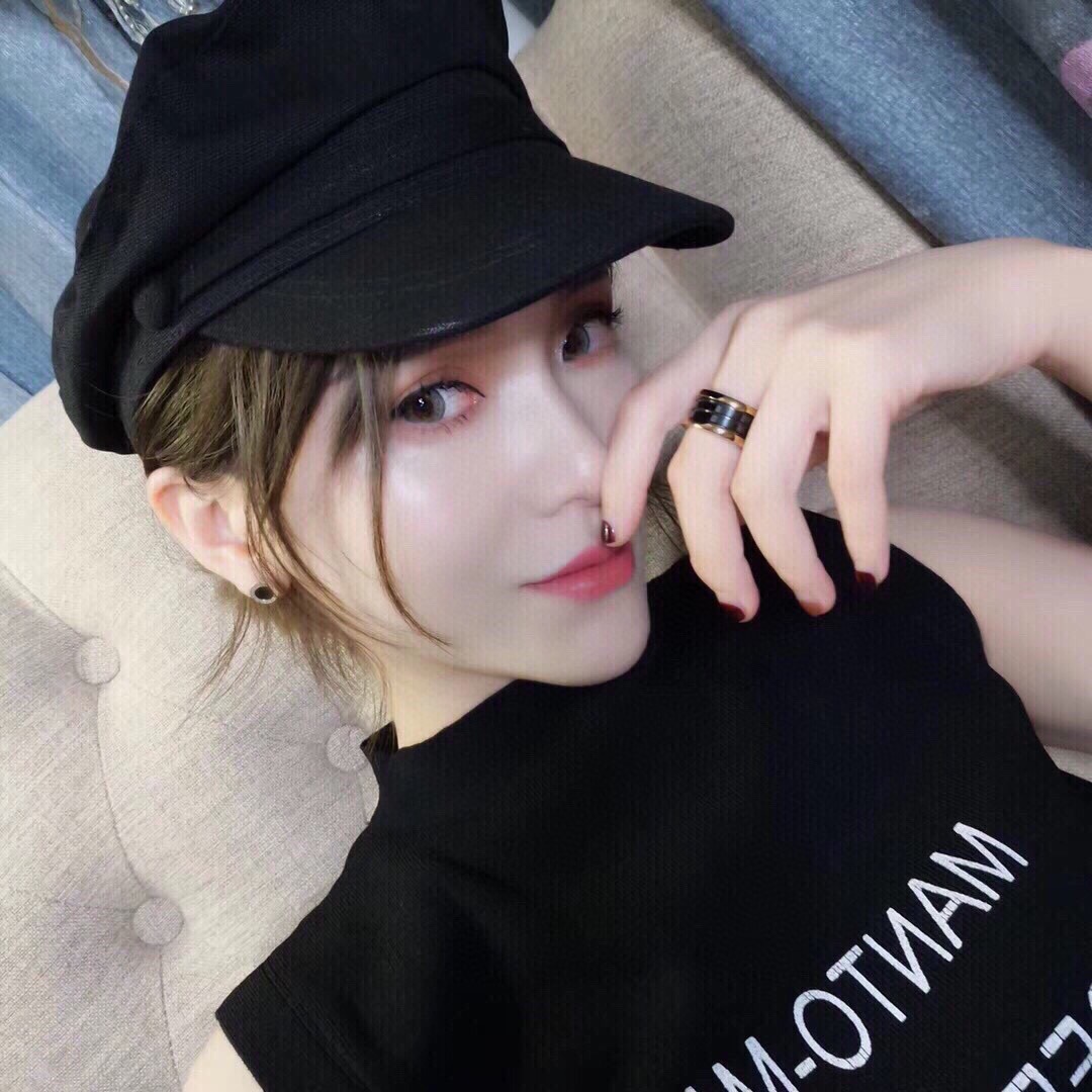 各p85【精工版本】😍Bvlg@ri Bvlg@ri宝格丽项链系列最新款的系列❗️认准这个最新的系列，这个套装一定要入，双面黑白都是天然石，❤️电镀18k金工艺 专柜版本 一比一质量😍这个是专柜最新款的设计，非常精致秀气，这个设计更加适合我们中国人的气质。白金色 项链 耳钉