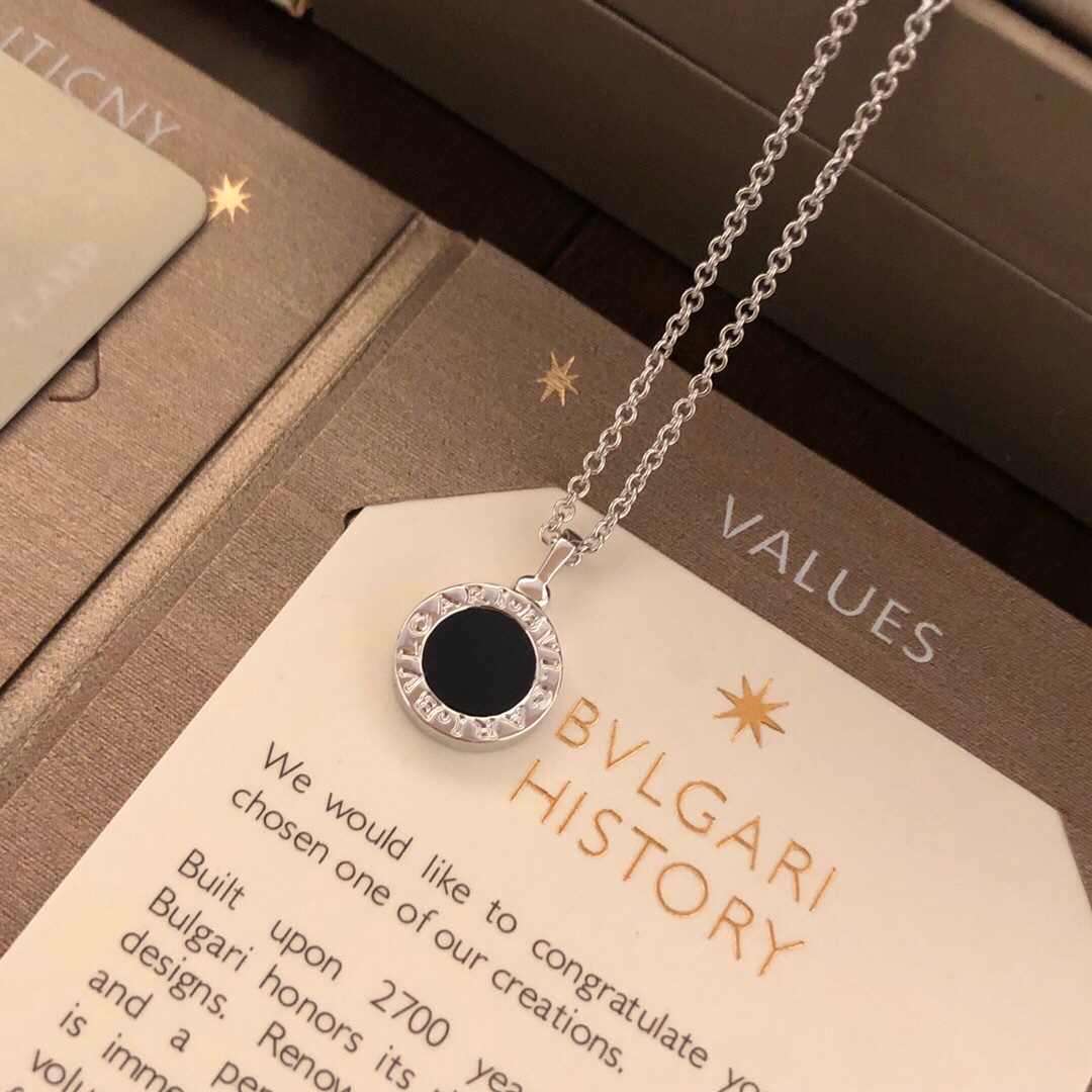 各p85【精工版本】😍Bvlg@ri Bvlg@ri宝格丽项链系列最新款的系列❗️认准这个最新的系列，这个套装一定要入，双面黑白都是天然石，❤️电镀18k金工艺 专柜版本 一比一质量😍这个是专柜最新款的设计，非常精致秀气，这个设计更加适合我们中国人的气质。白金色 项链 耳钉