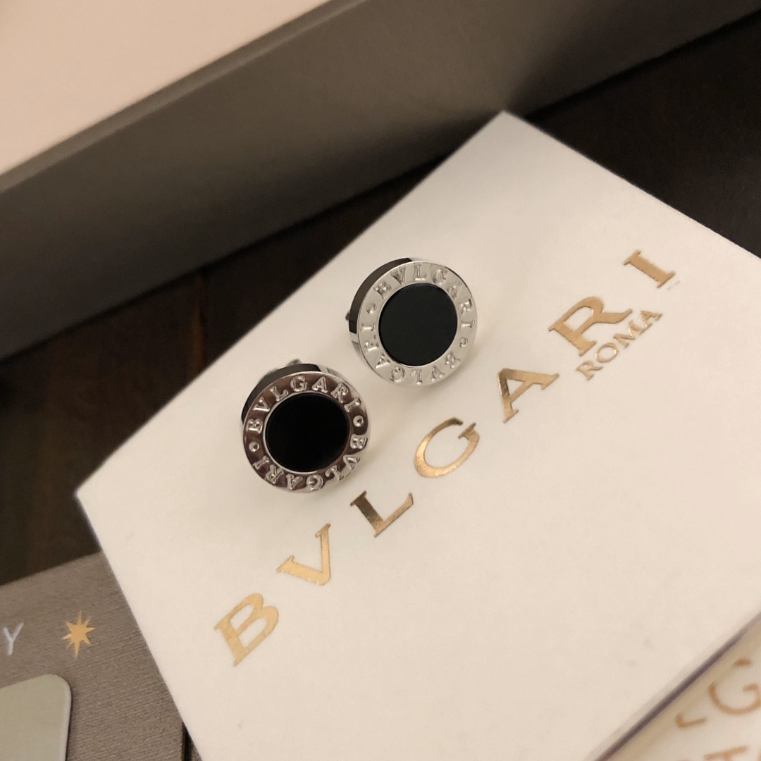 各p85【精工版本】😍Bvlg@ri Bvlg@ri宝格丽项链系列最新款的系列❗️认准这个最新的系列，这个套装一定要入，双面黑白都是天然石，❤️电镀18k金工艺 专柜版本 一比一质量😍这个是专柜最新款的设计，非常精致秀气，这个设计更加适合我们中国人的气质。白金色 项链 耳钉