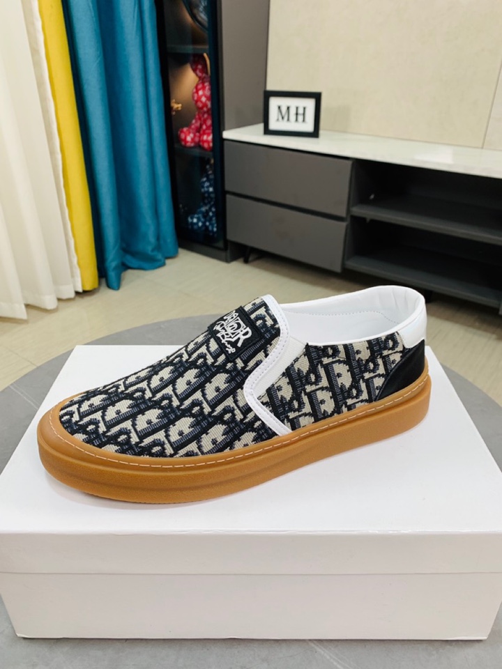 I0  Dior迪奥爆卖款官网全球首发🔝男鞋高端品牌 官网最系列：鞋面采用进口飞织布料➕真皮内里。让行走更加便捷舒适与官方的质量相比美的1：1复刻。打造时尚个性衬托你的与众不同潮男必备!经典款。男码：38-44。