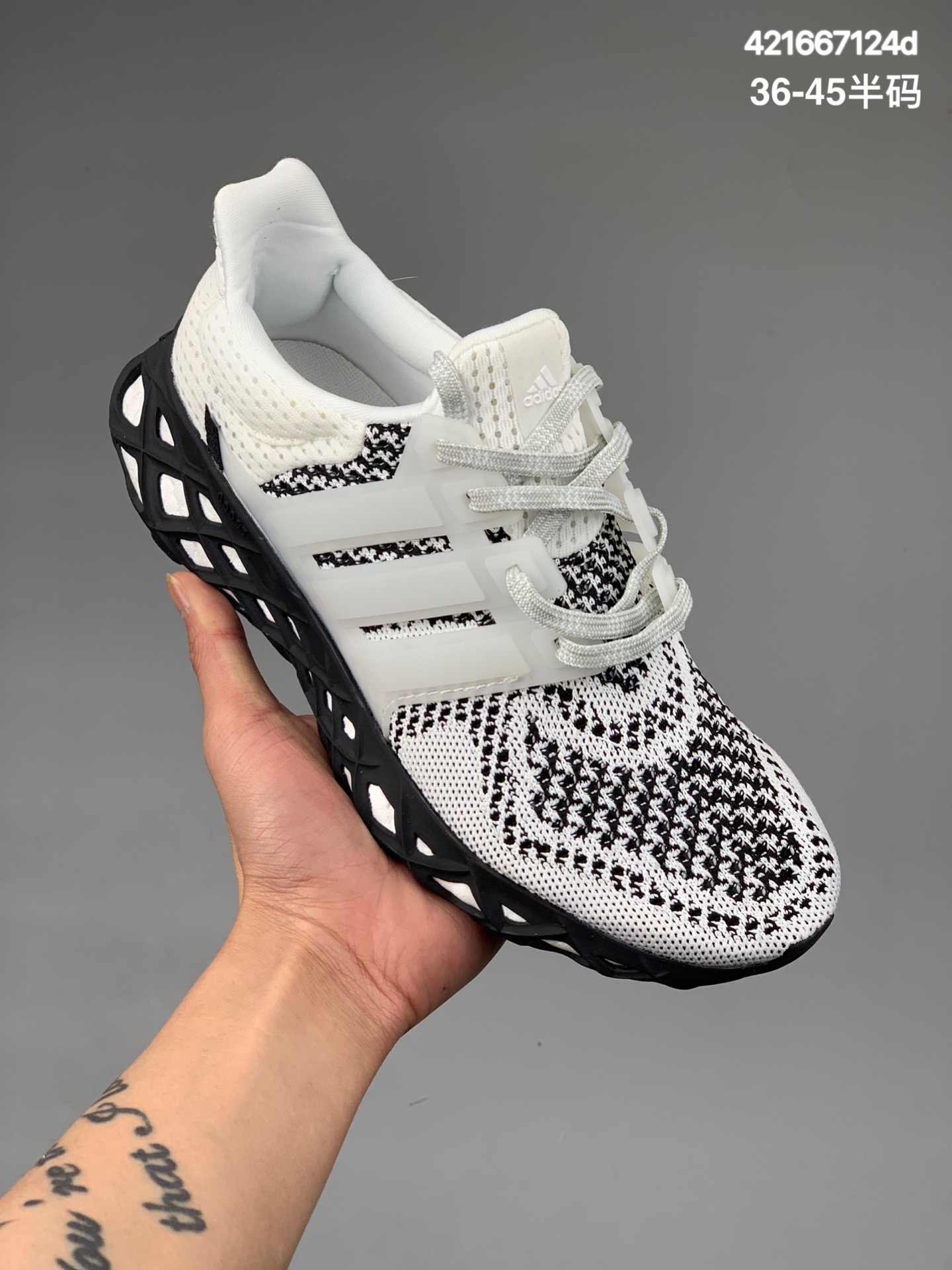 
阿迪达斯ULTRABOOST WER DNA针织透气鞋面 真爆大底复古跑鞋。 针织透气网布中底采用全掌 Boost 科技，厚度相当可观，超舒适脚感  
货号：GV9220
size：36 36.5 37 38 38.5 39 40 40.5 41 42 42.5 43 44 45
编码：421667124d