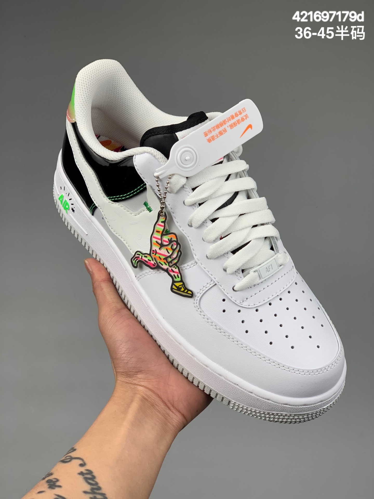 
公司级耐克Nike Air Force 1 Low  空军一号低帮百搭休闲运动板鞋。柔软、弹性十足的缓震性能和出色的中底设计，横跨复古与现代的外型结合，造就出风靡全球三十多年的Force 1。
货号：DV1229-111
Size： 36 36.5 37.5 38 38.5 39 40 40.5 41 42 42.5 43 44 45
编码：421697179d
ID:JSD515-KZJ