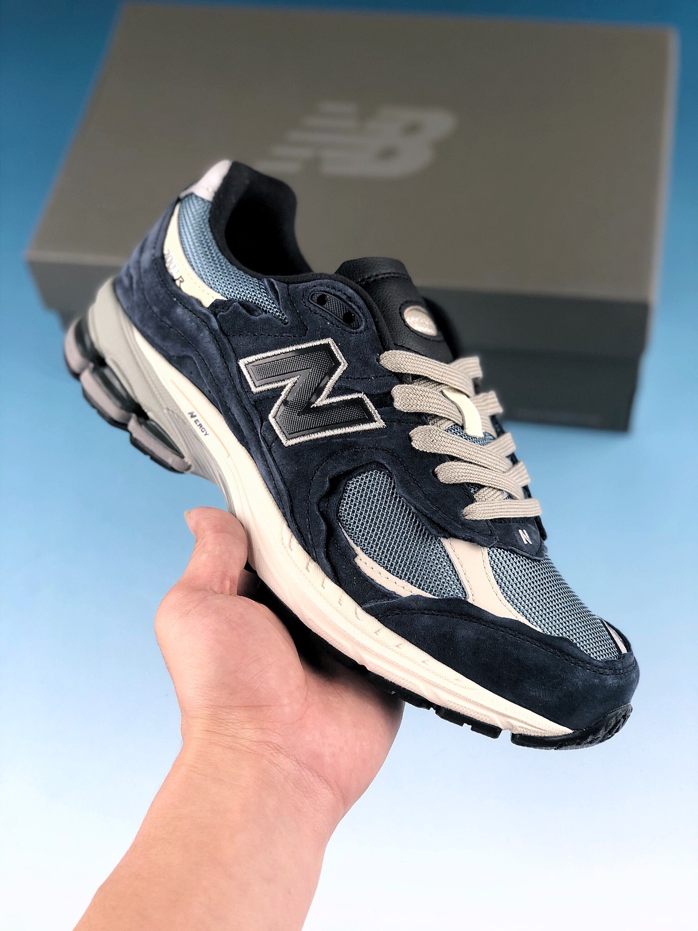 本地自取 支持放店
新货New Balance WL2002 新百伦 复古休闲跑步鞋 M2002RDF
最新出的2002R系列，鞋款延续了经典科技，升级版N-ERGY缓震物料机能与材质 上脚太舒适了，鞋面的柔软麂皮搭配尼龙网布，特别透气而且还复古感，不管是搭配牛仔裤还工装裤都是百搭！
#AB2122150 
尺码：36 37 37.5 38 38.5 39 40 40.5 41 42 42.5 43 44 44.5 45