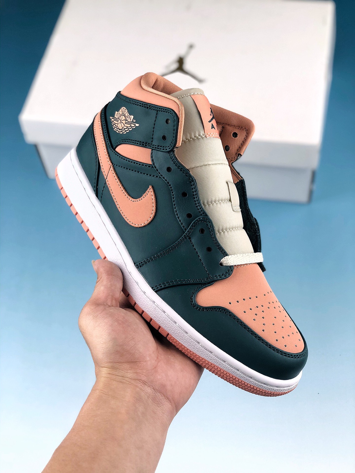 本地自取 终端放店
毒版纯原 Air JordanAJ1 aj1 乔丹1代 粉绿脚趾 Dark Teal Green”
市售最高品质 原鞋开发 平台订单专用代工流水线打造 一眼公司货既视感 良心平民定价 每一个配色均采购原鞋确认细节 认准细节实拍  
货号：BQ6472-308 
SIZE：36 36.5 37.5 38 38.5 39 40 40.5 41 42 42.5 43 44 44.5 45 46 47.5