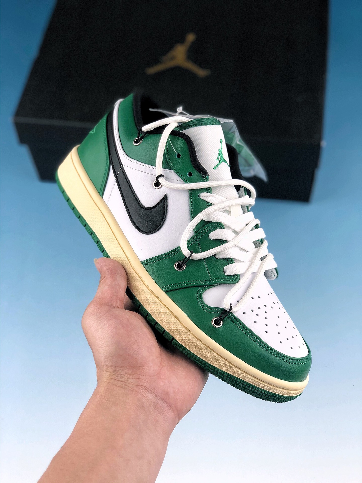 本地自取  终端放货
Air Jordan 1 Low 解构鞋带
低帮复古文化休闲运动篮球鞋。凭借出色的性能和吸睛的外观， Air Jordan直是风球场和街头的时尚标杆。Air Jordan 1 从1985年面世的元年款汲取设计灵感，采用简洁大方的经典外观，熟悉中带一抹新颖。
货号：553558-129
Size：36 36.5 37.5 38 38.5 39 40 40.5 41 42 42.5 43 44 45 46