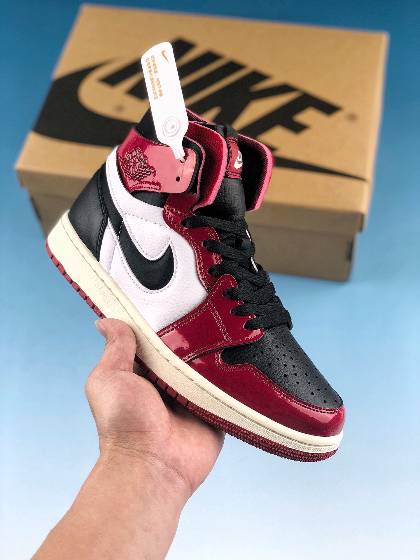 本地自取 支持放店
大厂纯原级别 实拍首发
Air Jordan 1 Zoom Air CMFT 黑白红
公司同源3M反光材质精心打造 原楦头原纸板开发 ，版型完美匹配成型 其次缓震科技长足进步 搭载全掌 Zoom Air 气垫 ，脚感方面相比之前的 Air Jordan 1 有了跨越式的增长  鞋舌Zoom Air字样 飞翼 Logo下方 Zoom 标签，足以彰显身份 
货号：CT0979-610
Size：36 36.5 37.5 38 38.5 39 40 40.5 41 42 42.5 43 44 44.5 45 46