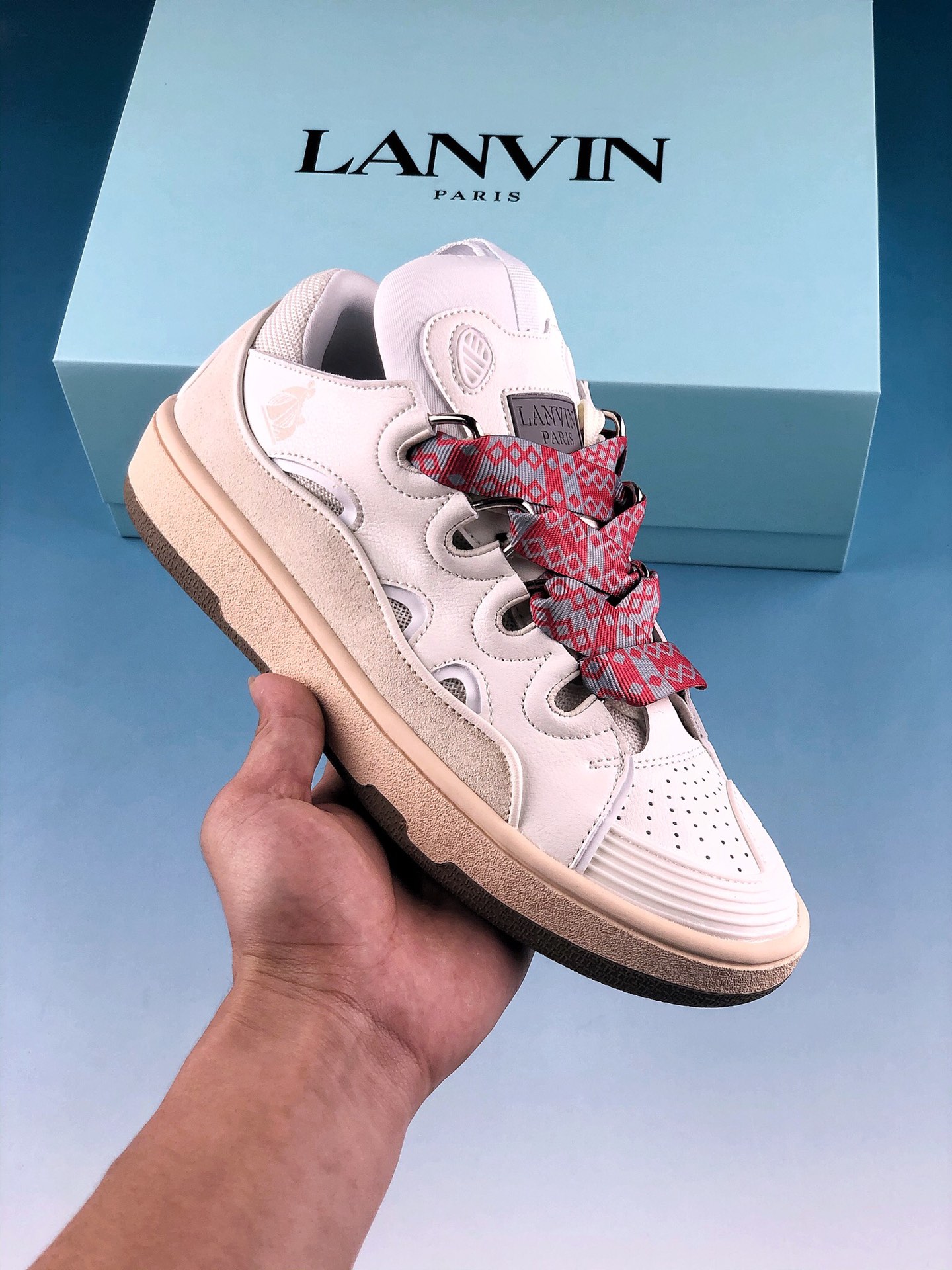 本地自取 支持放店
东莞公司货
NBA明星同款 各大明星同款Lanvin 浪凡 Leather Curb Sneakers 板鞋 面包鞋 潮流 情侣鞋 
货号：36 36.5 37 38 38.5 39 40 40.5 41 42 42.5 43 44 45