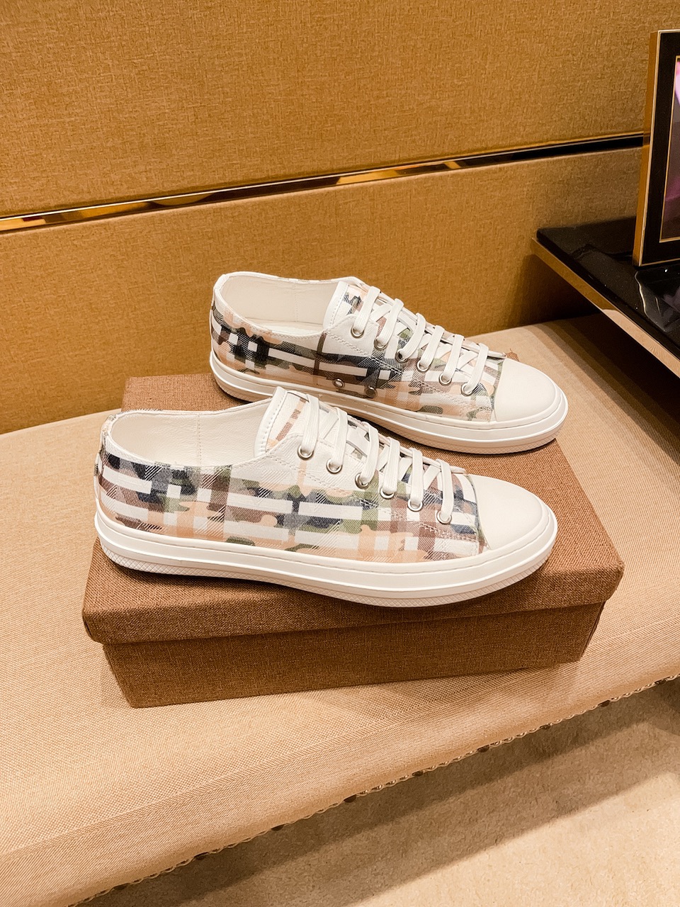 I0 👍  Burberry 巴宝莉  🔝  男鞋高端品牌 官网1：1最新力作：鞋面采用意大利官网原版专用科技布面料搭配 原版舒适透气内里➕原版指防滑大底制作 让行走更加便捷舒适，惊世之作，与官方的质量相比美的1：1复刻[色]打造时尚个性衬托你的与众不同潮男必备!  ，