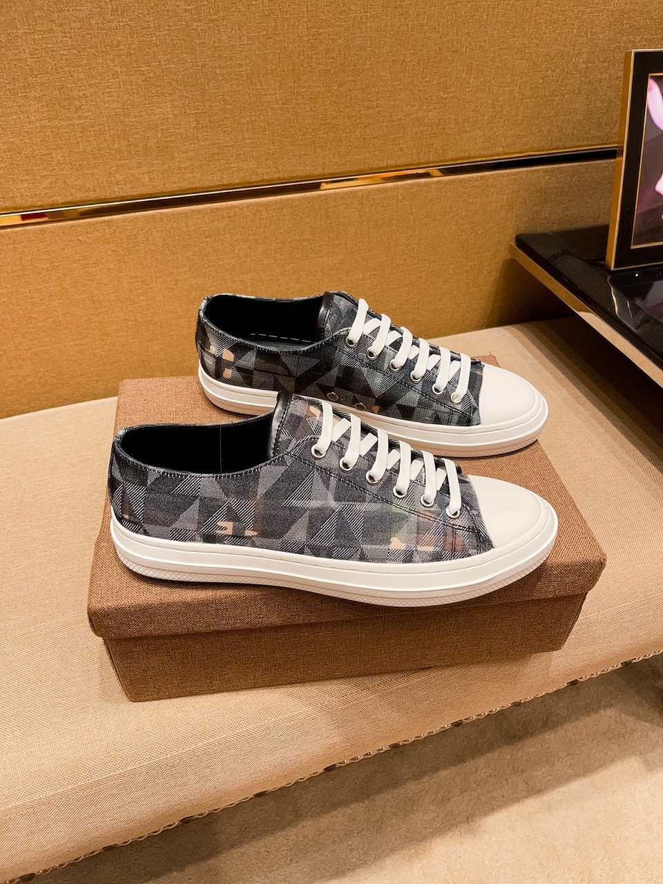 I0 👍  Burberry 巴宝莉  🔝  男鞋高端品牌 官网1：1最新力作：鞋面采用意大利官网原版专用科技布面料搭配 原版舒适透气内里➕原版指防滑大底制作 让行走更加便捷舒适，惊世之作，与官方的质量相比美的1：1复刻[色]打造时尚个性衬托你的与众不同潮男必备!  ，