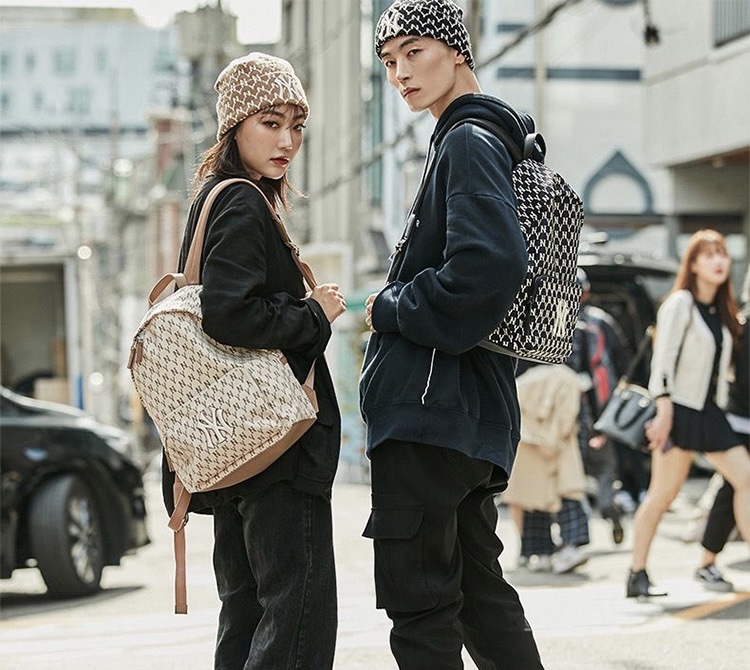 💰110      款号#204
韩国NY双肩包新款老花联名满标刺绣旅行背包大容量学生mlb书包
22新款老花双肩包! 今年夏天的小黑马，必须是泫雅同款的双肩包（一只好包=耐看+性价比高+经典不过时+耐用！！）
智能全息防伪——HiddenTag App
镭射标防伪验证，正品认证界的领头者。
【此防伪与官方专柜一致同步，仅正品持有】
颜色:黑色 卡其