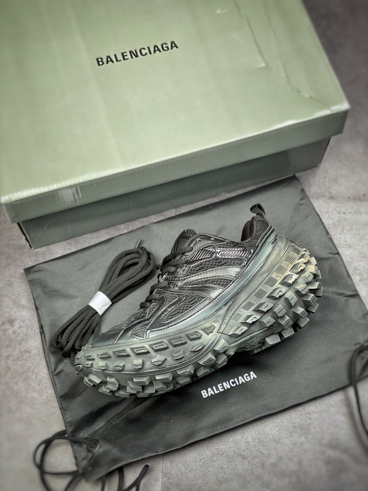 550 BALENCIAGA Defender Rubber Platform Sneakers卫士系列低帮坦克履带慢跑鞋