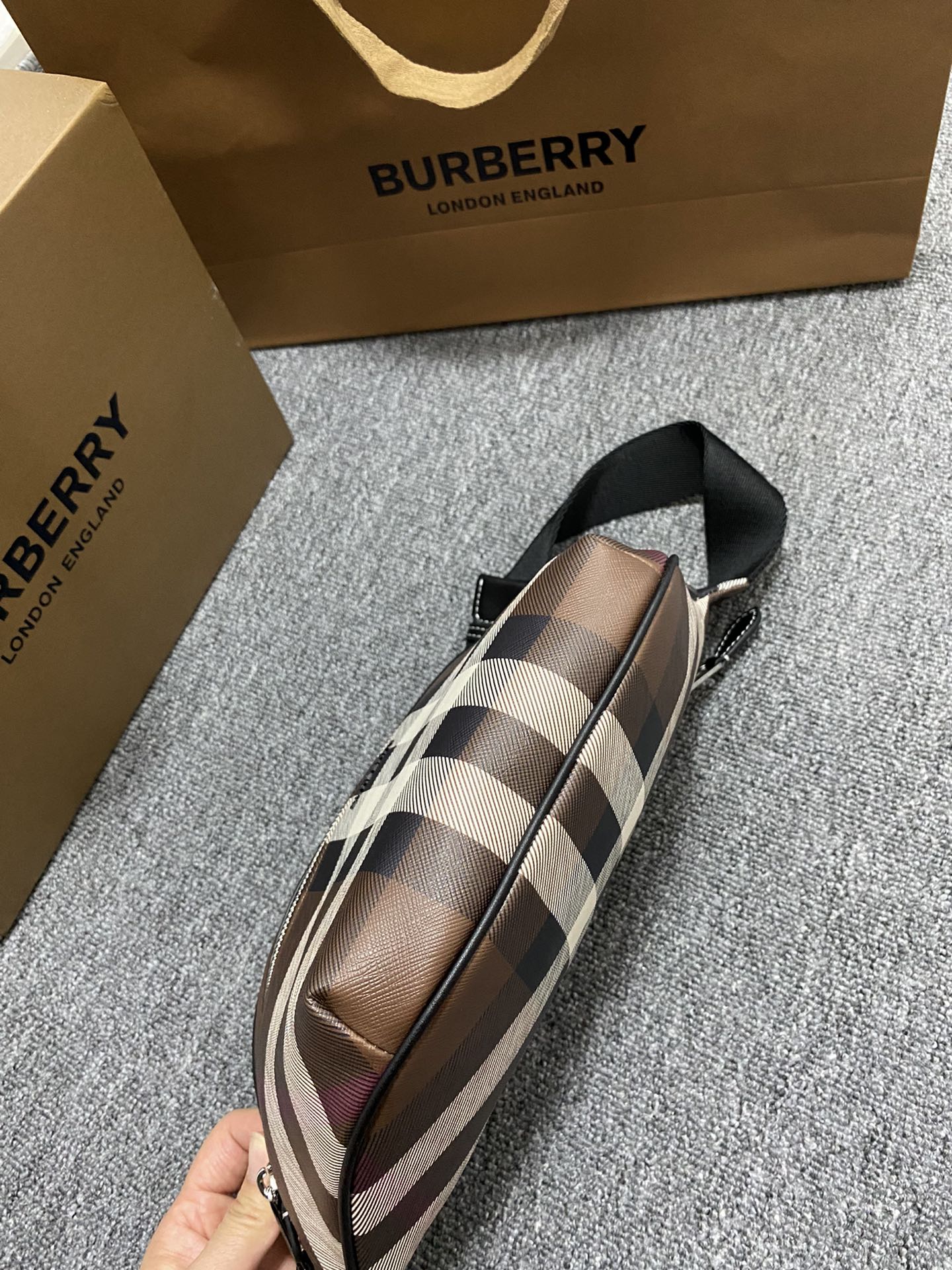 Burberry巴宝莉最新桦木棕格纹腰包