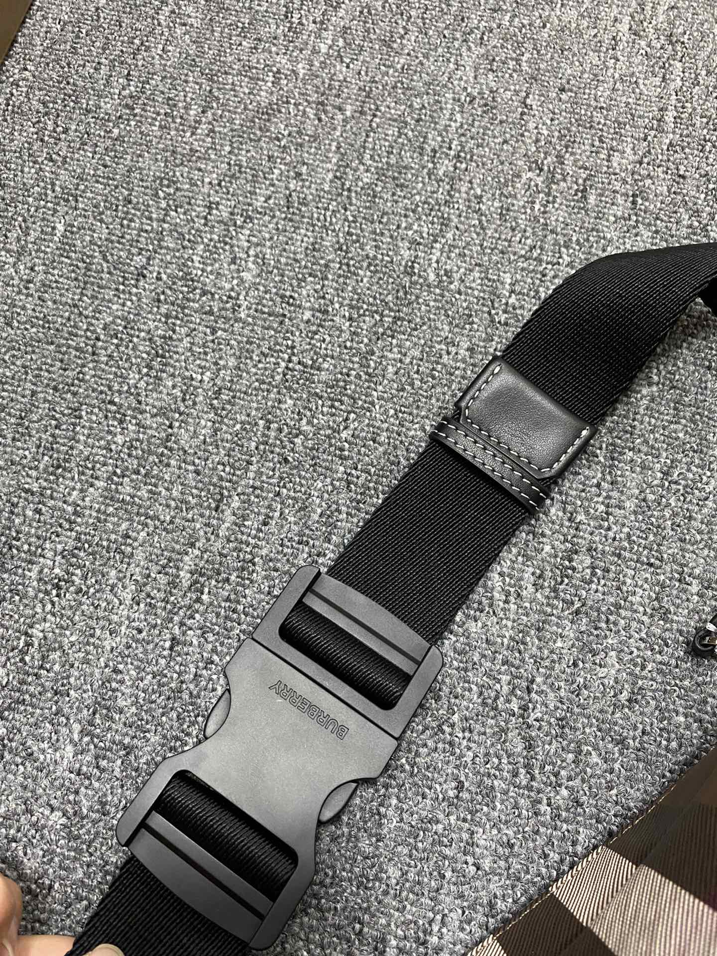 Burberry巴宝莉最新桦木棕格纹腰包