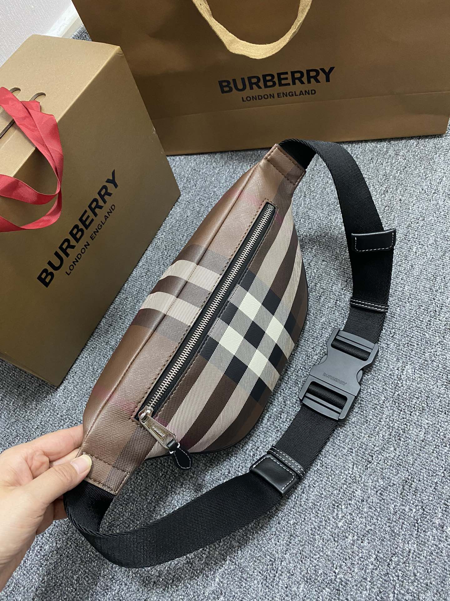 Burberry巴宝莉最新桦木棕格纹腰包