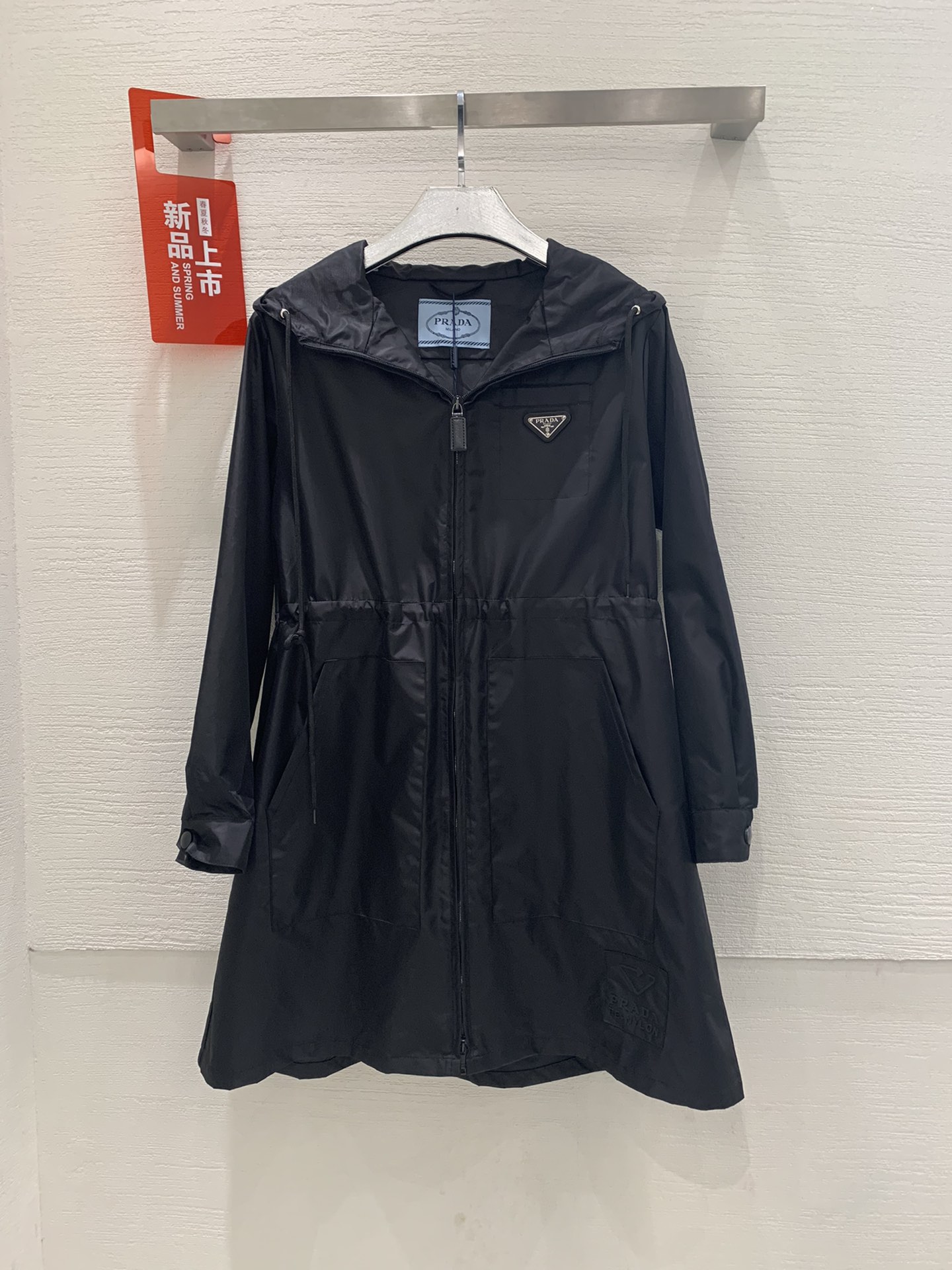 NO:320086,posed photo #Prada* spring and summer new Pula* waist-closed zipper windbreaker jacket, this high-end and elegant female lead style item is very popular. Hooded design, handsome and cool sml, prada, prada, jackets & coats, hats, alexander wang19860909摆拍图#Prada*春夏新款普拉*收腰拉链风衣外套,这种高级大气大女主风格的单品深受大家追捧 连帽设计,帅气拉风sml,,prada,prada,jackets & coats,hats,alexander wang,Women's clothing