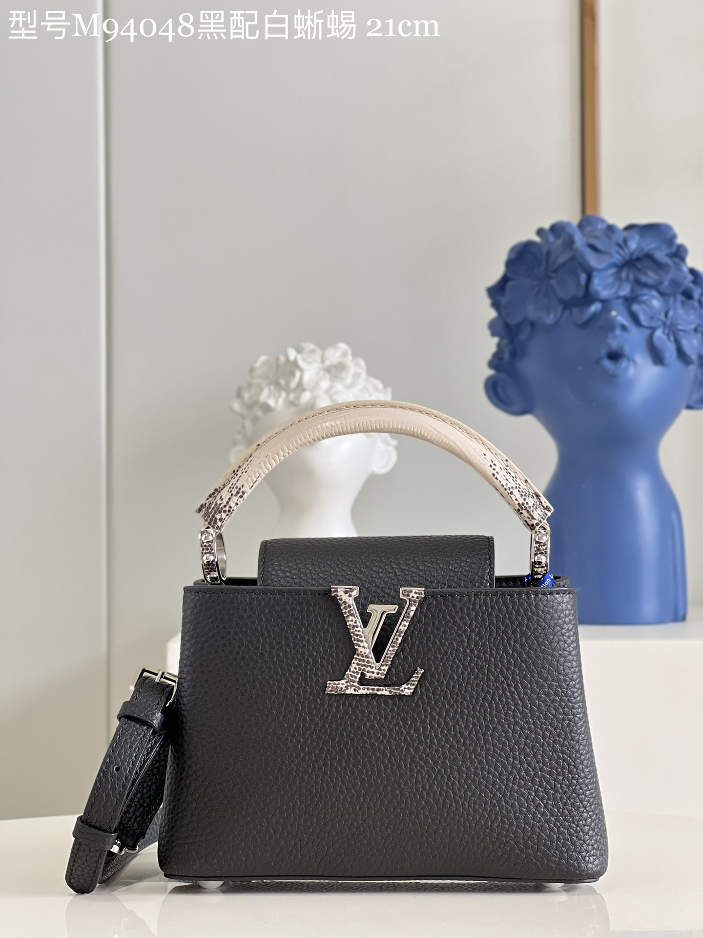 NO:398592,【Exclusive real photo Model M94048 black and white lizard mini】M96467 M56071 Capucines mini handbag imported from France, shiny metal trim, unique Capucines cover can be included in the bag to display letter logos, and can be turned outwards. It presents Monogram Flower pattern size: 21x14x8 cm KL.1250,LV [original leather],louis vuitton,cowhide19860909【独家实拍 型号M94048黑配白蜥蜴 迷你】M96467 M56071 Capucines 迷你手袋 法国进口小牛皮,闪亮的金属饰件,特有的Capucines搭盖既可收入包内展示字母标识,又可外翻 呈现Monogram Flower图案 size:21x14x8 cm KL.1250,LV【原厂皮】,louis vuitton,cowhide,Bag