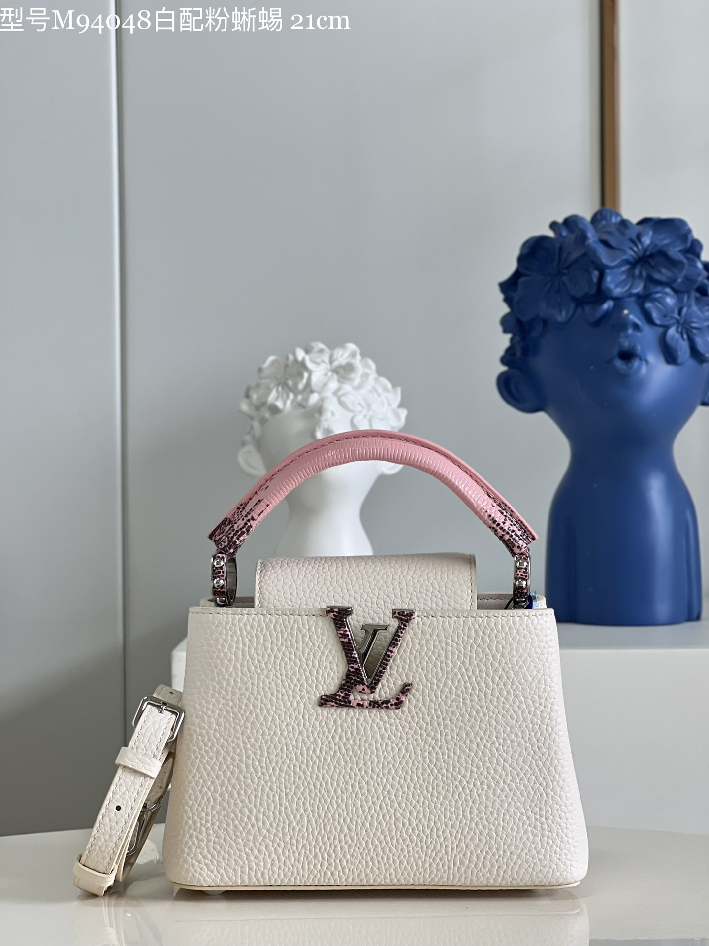 NO:398595,【Exclusive real photo Model M94048 white with pink lizard mini】M96467 M56071 Capucines mini handbag imported from France, shiny metal trim, unique Capucines cover can be included in the bag to display letter logos, and can be turned outwards. The Monogram Flower pattern is size: 21x14x8 cm KL.1250,LV [original leather],louis vuitton,cowhide19860909【独家实拍 型号M94048白配粉蜥蜴 迷你】M96467 M56071 Capucines 迷你手袋 法国进口小牛皮,闪亮的金属饰件,特有的Capucines搭盖既可收入包内展示字母标识,又可外翻 呈现Monogram Flower图案 size:21x14x8 cm KL.1250,LV【原厂皮】,louis vuitton,cowhide,Bag