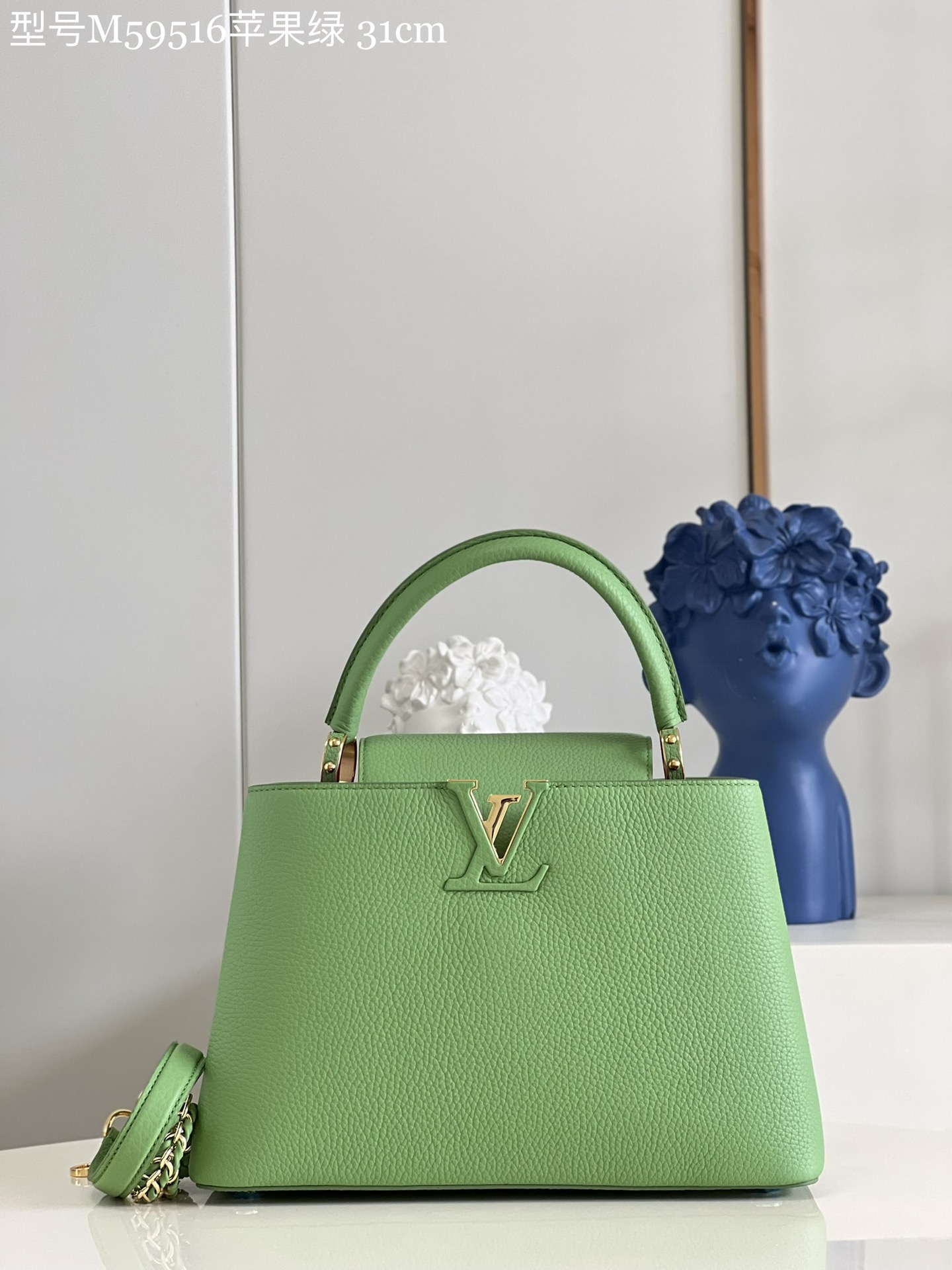 NO:398575,[Exclusive real photo Model M59516 Apple Green Medium] Capucines MM handbag imported from France, shiny metal trim, unique Capucines cover can be included in the bag to display letter logos, and can be turned outward. It presents Monogram Flower pattern size: 31.5 x 20 x 11cm KL.1400, LV [original leather], louis vuitton, cowhide19860909【独家实拍 型号M59516苹果绿 中号】 Capucines MM手袋 法国进口小牛皮,闪亮的金属饰件,特有的Capucines搭盖既可收入包内展示字母标识,又可外翻 呈现Monogram Flower图案 size:31.5 x 20 x 11cm KL.1400,LV【原厂皮】,louis vuitton,cowhide,Bag