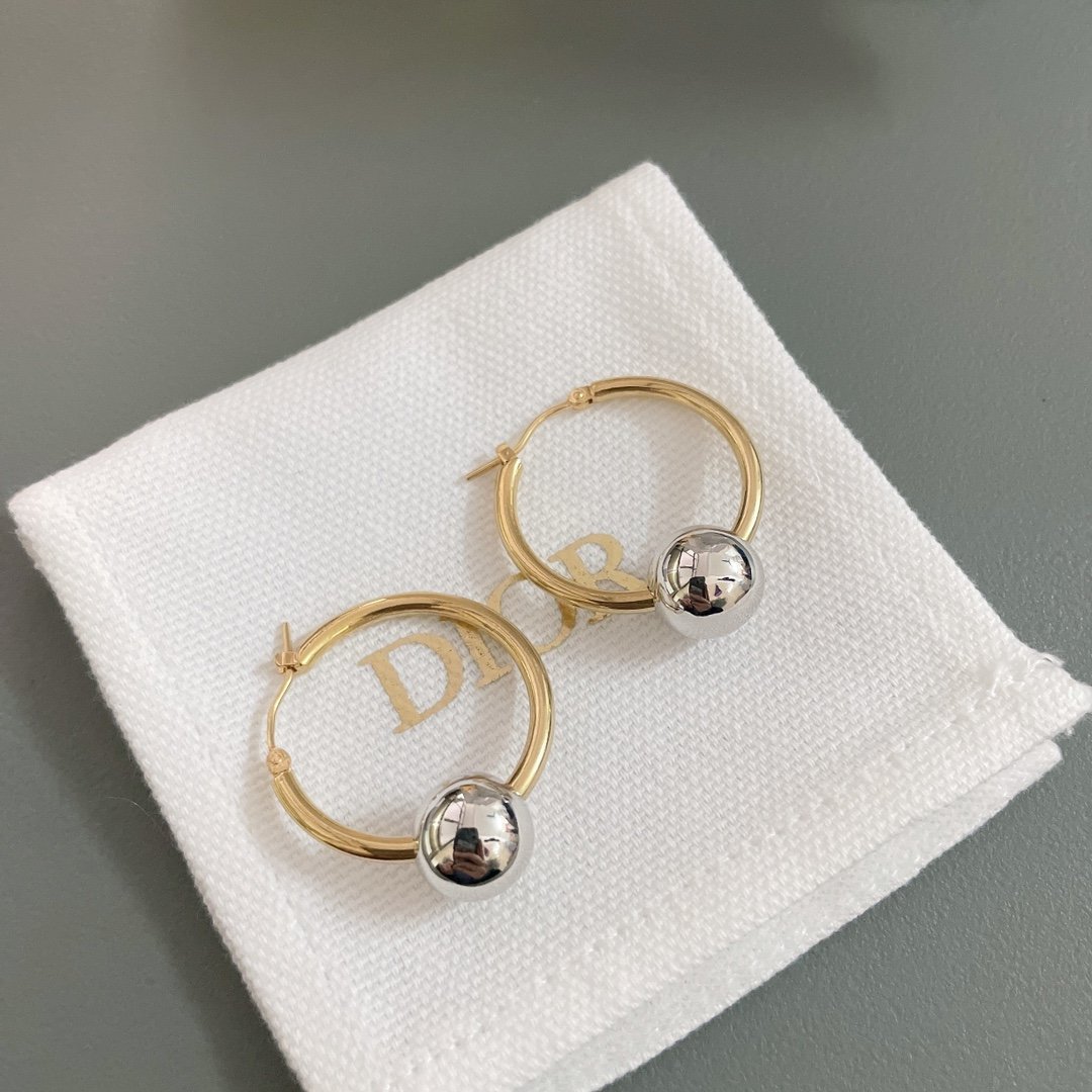 我们出品d银球金耳环z4000超简约的设计经典的圆环柔化脸型的同时又超显脸小简单的金圈耳环加上银色的金属