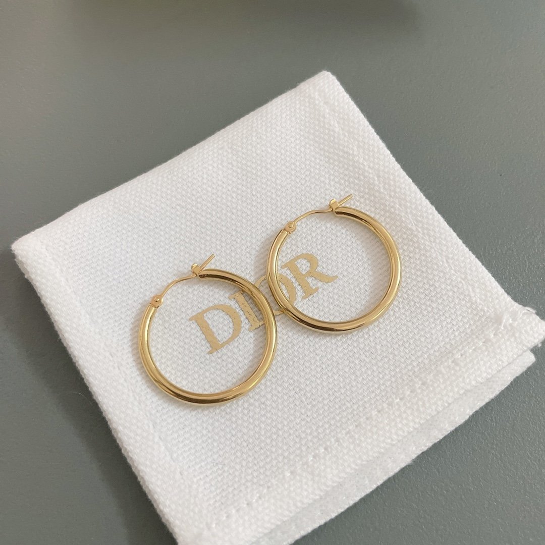 我们出品d银球金耳环z4000超简约的设计经典的圆环柔化脸型的同时又超显脸小简单的金圈耳环加上银色的金属