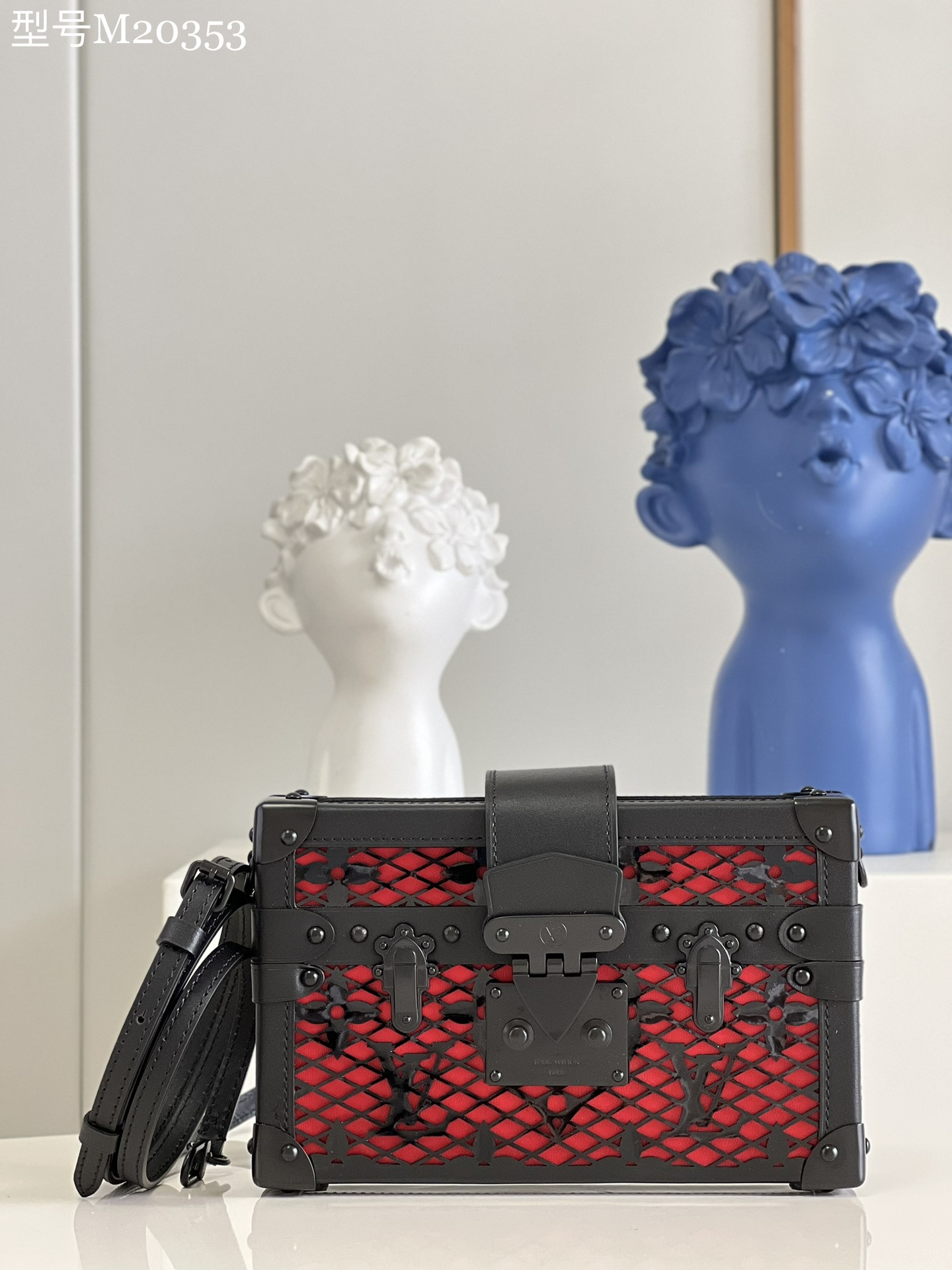 NO:398634,[Exclusive real photo M20353 black] This Petite Malle handbag is presented with lacquered cowhide leather. Monogram pattern perforated, which looks like hollow lace from a distance. Detailed features 20 x 12.5 x 6 cm (length x height x width) Y.,LV [original leather],louis vuitton,cowhide19860909【独家实拍M20353黑】本款 Petite Malle 手袋以漆面牛皮革呈现 Monogram 图案穿孔,远观仿若镂空蕾丝.详细特征20 x 12.5 x 6 厘米 (长度 x 高 x 宽) Y.,LV【原厂皮】,louis vuitton,cowhide,Bag