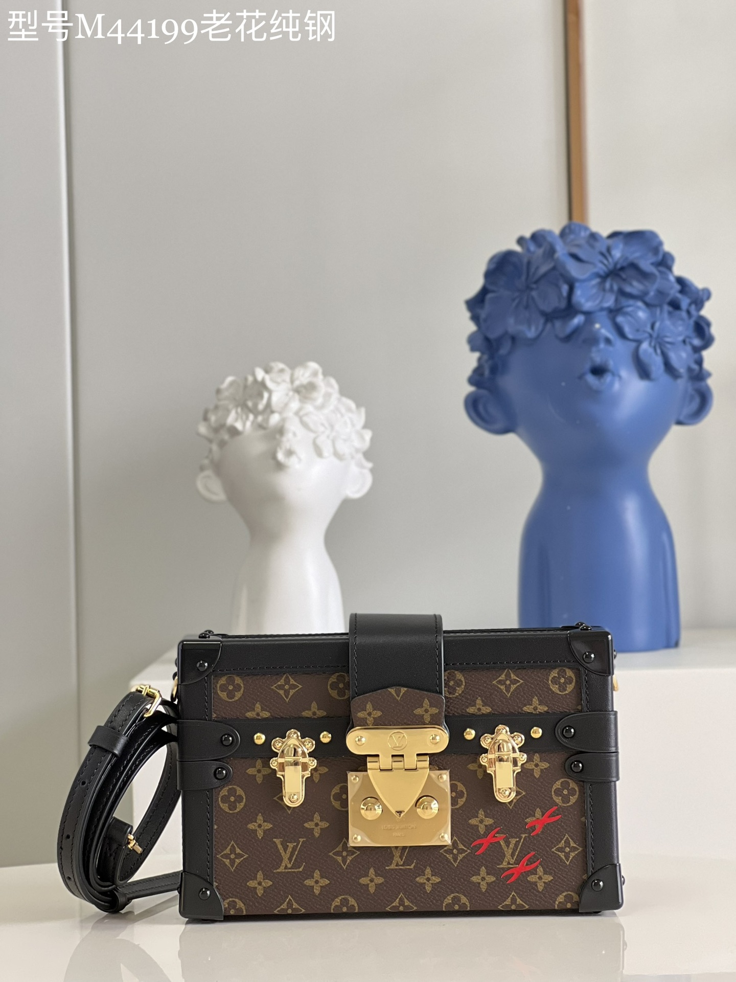 NO:398584,【Exclusive real photo of M44199 Presbyterian pure steel】M45943 Every detail of this Petite Malle handbag is derived from Louis Vuitton's box-made box body shape, iconic Monogram canvas, metal locks and trims – and classic printed sheepskin lining. It is equipped with smooth cowhide and cute 'pocket hard box', which is a day and night companion. It can be used as a clutch or crossbody with adjustable shoulder straps. Detailed features 20 x 12.5 x 6 cm (length x height x width) xs.,LV【original leather】,louis vuitton,louis vuitton,handbag,cowhide,sheepskin19860909【独家实拍M44199老花纯钢】M45943 此款 Petite Malle 手袋的每一处细节无不源自路易威登的制箱传承包身造型、标志性的 Monogram 帆布、金属锁扣与饰件 – 还有经典印花羊皮革内衬.配有光滑牛皮革饰边,做工精良、可爱迷人的“袖珍硬箱”,由日入夜的随身伴侣.可作手拿包,也可通过可调节肩带斜挎.详细特征20 x 12.5 x 6 厘米 (长度 x 高 x 宽) xs.,LV【原厂皮】,louis vuitton,louis vuitton,handbag,cowhide,sheepskin,Bag