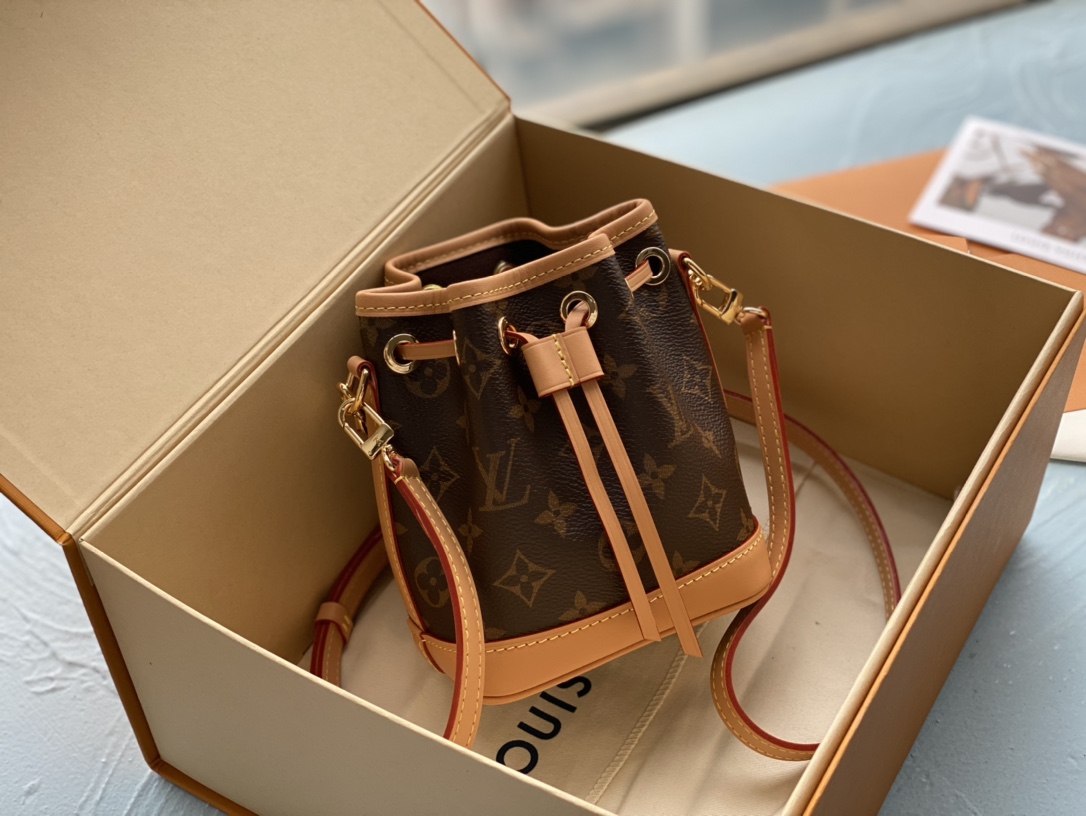 NO:176730,Those who know the goods will read the duty-free version and ship it!  【NANO NO Handbag】 m81266 Presbyterian Nano Noé Handbag Concentrates the classic configuration of the 1932 Noé Handbag, which combines traditional design and contemporary functions with Monogram canvas and cowhide trim. Enjoy plenty of space to accommodate keys, clips and mobile phones, and the removable handle and removable and adjustable shoulder straps to achieve multiple portability. Dimensions 13 x 16 x 10 cm,,cowhide19860909懂货的看过来免税版本出货！【NANO NO 手袋】 m81266 老花 本款 Nano Noé 手袋浓缩 1932 年 Noé 手袋的经典构型,以 Monogram 帆布和牛皮革饰边融合传统设计和当代功能.充裕空间可容纳钥匙、卡夹和手机等随行所需,可拆卸手柄和可拆卸并调节的肩带实现多种背携方式. 尺寸13 x 16 x 10 厘米,,cowhide,Bag