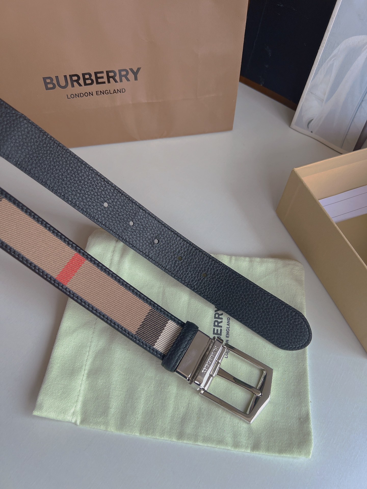 BURBERRY博柏利意大利男士棕色格纹精品纯铜针式金属扣男士3.5腰带
