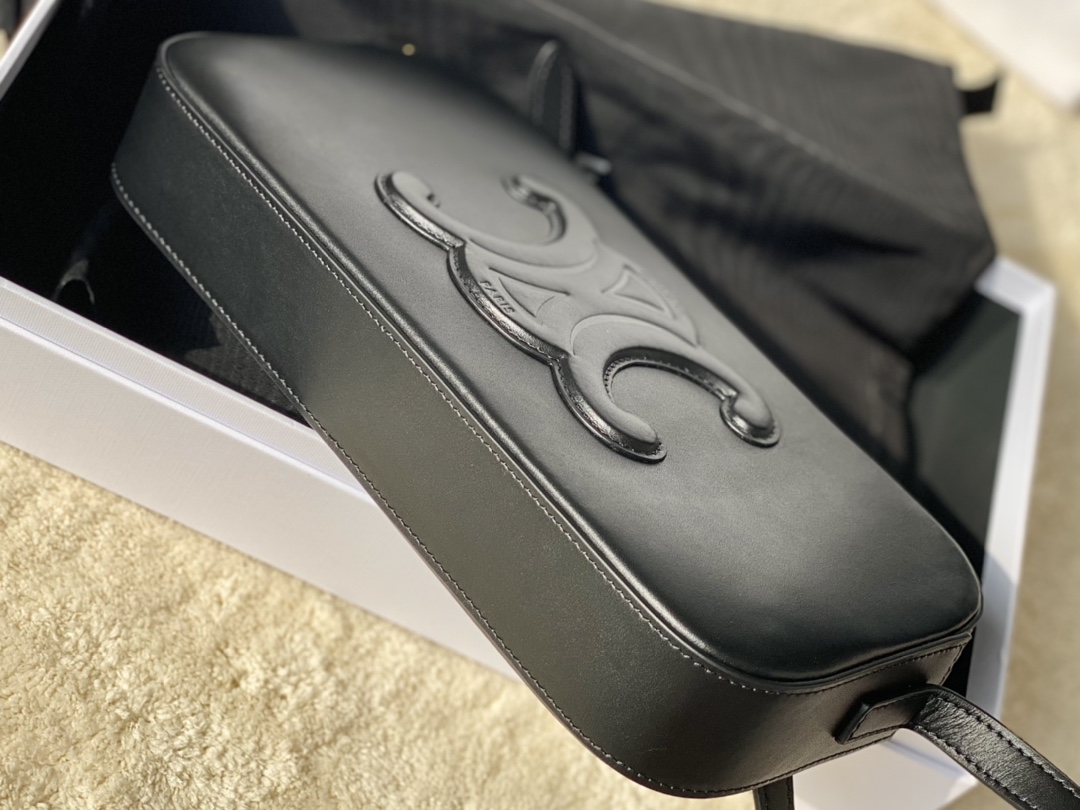 CELINE赛琳小牛皮经典凯旋门立体logo肩背包199183