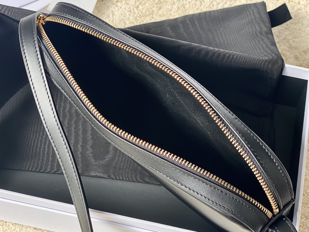 CELINE赛琳小牛皮经典凯旋门立体logo肩背包199183