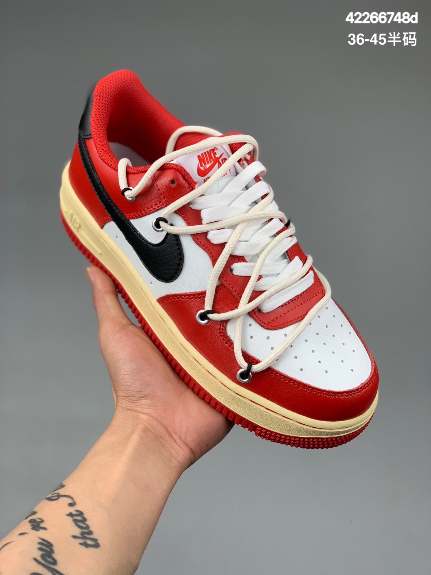 
耐克 Nike Air Force 1 ’07 空军一号低帮百搭休闲运动板鞋。柔软、弹性十足的缓震性能和出色的中底设计，横跨复古与现代的外型结合，造就出风靡全球三十多年的Force 1，直到今天还深受青睐货号：820266码数： 36 36.5 37.5 38 38.5 39 40 40.5 41 42 42.5 43 44 45
编码： 42266748d