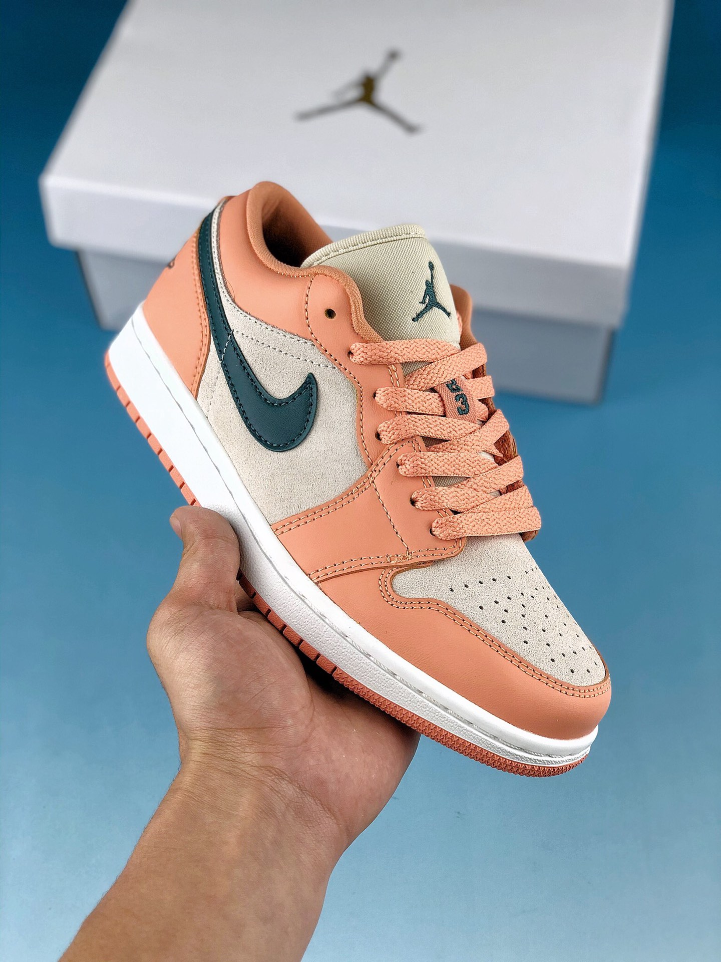 本地自取 终端放店
新货 市面唯一天花板级别 
Air Jordan 1 Low 低帮复古文化篮球鞋 粉绿
货号：DC0774-800
价格定位良心 平台专用代工流水线出品 一眼公司既视感 拿到手的一瞬间就与众不同 碾压市面所有版本 认准细节 全部原鞋开发 每一个配色都会采购原鞋确认细节 打破市面看图做货无好货之说 细节精确 所有配色原数据档案开发
SIZE：36 36.5 37.5 38 38.5 39 40