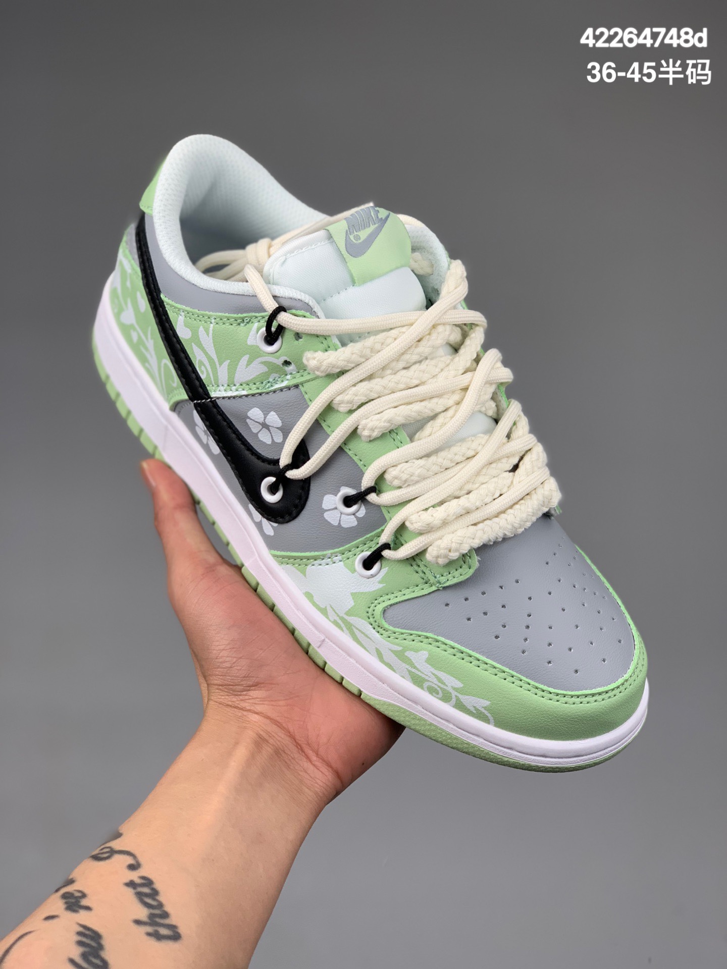 
真标 NK SB Dunk Low 定制版本解构Vibe做旧风 腰果花板鞋 男女款大厂出品 极力推荐 独家版型蒸餾加工帶來的是更好的视觉和脚感体验大厂品质出货 清洁度 电绣工艺 皮料切割干净无任何毛边 细节完美尺码:  36-45含半码货号：DH7913-001
编码：42264748d