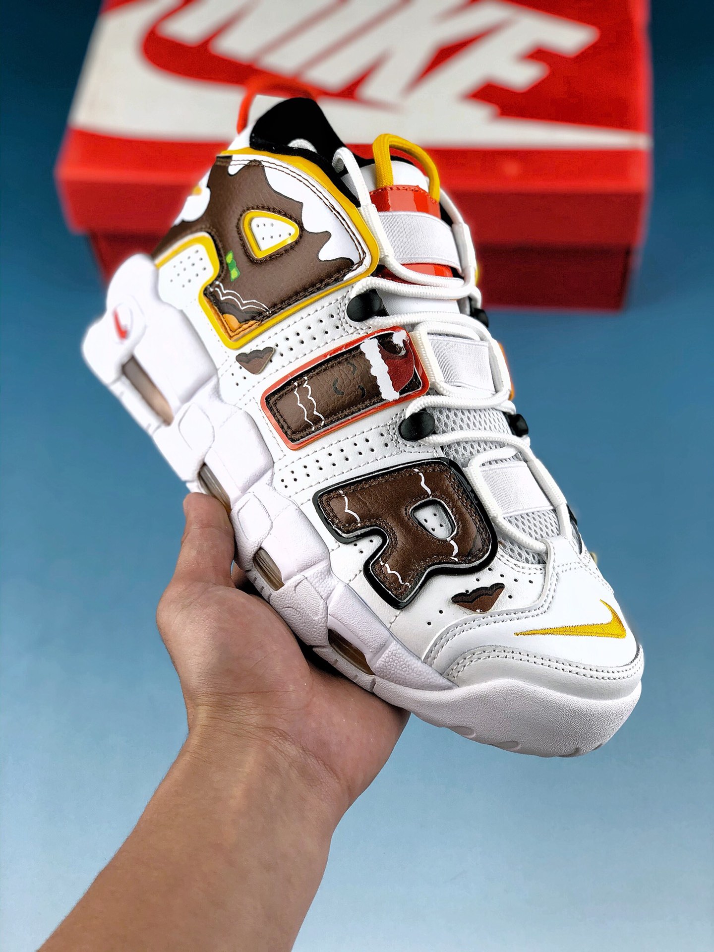 本地自取 支持放店
Nike Air More Uptempo 大Ain圣诞姜饼人 圣诞帽贴皮 高帮 休闲篮球鞋 棕白
#原楦原档案开发版型
#采用一致牛培革鞋面材质
#市面最为修正全掌真气垫模具
#可视全掌透明中底气垫
货号：DD9223-100
size：36 36.5 37.5 38 38.5 39 40 40.5 41 42 42.5 43 44 44.5 45