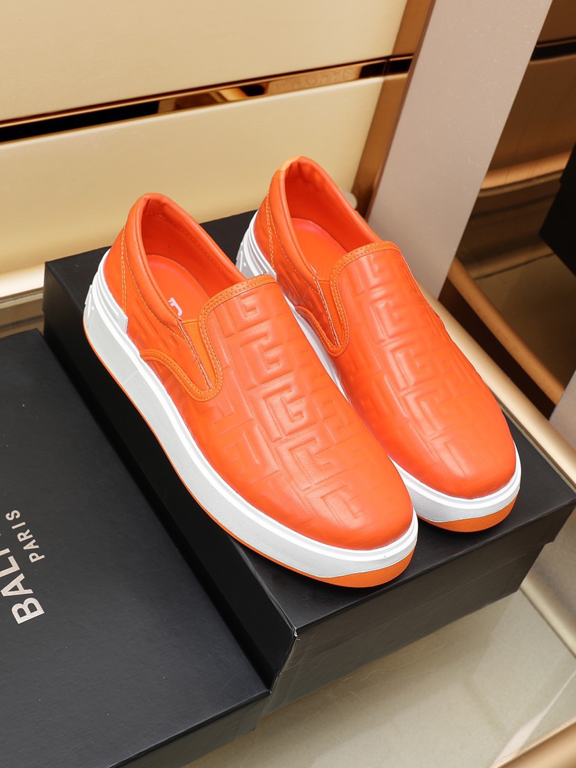 J0  Givenchy 纪梵希 Givenchy 😘完美造型打造顶级品质超轻便🌻鞋面采用压纹牛皮制作.全羊皮内里👏 原版大底上脚舒服😘立体感强 原厂品质🌻超新潮一款鞋男必备休闲款✨穿上感觉特轻松；运动等场合都非常实用😖颜色：三色可选。