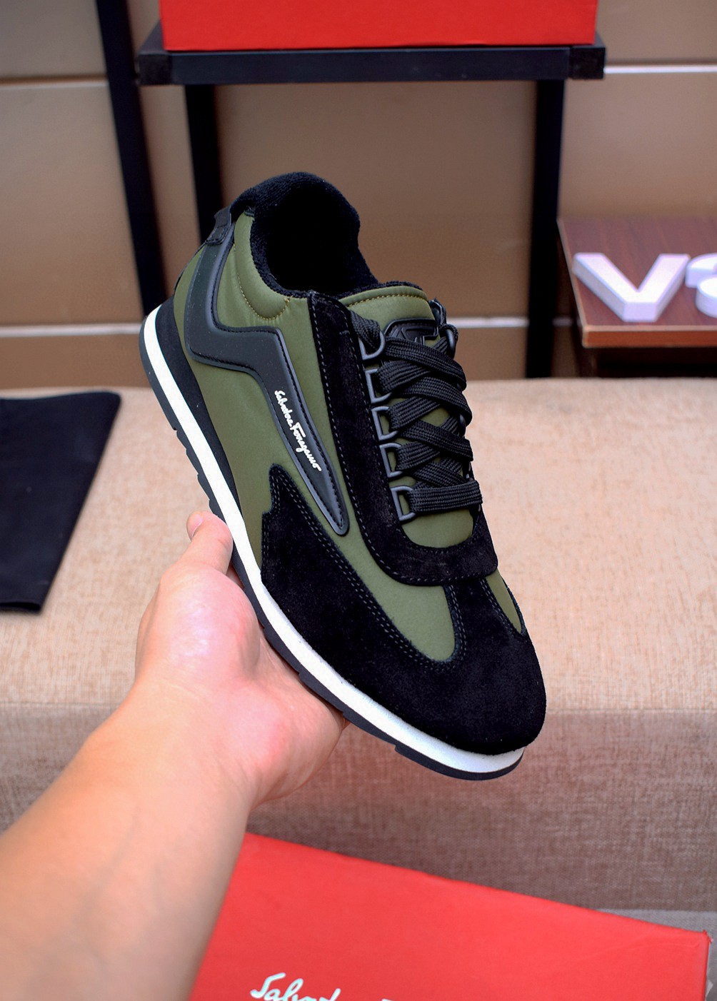 I5 ，高端精品，菲拉格慕Ferragamo，意大利进口小牛皮面搭配透气网布，透气内里，质感极强，柔软舒适，严选用料只为打造更为舒适的穿着体验，原版鞋楦，原版大底，