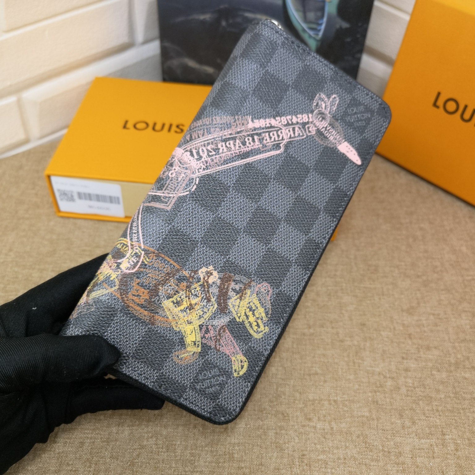 Leather zipper wallet in hand