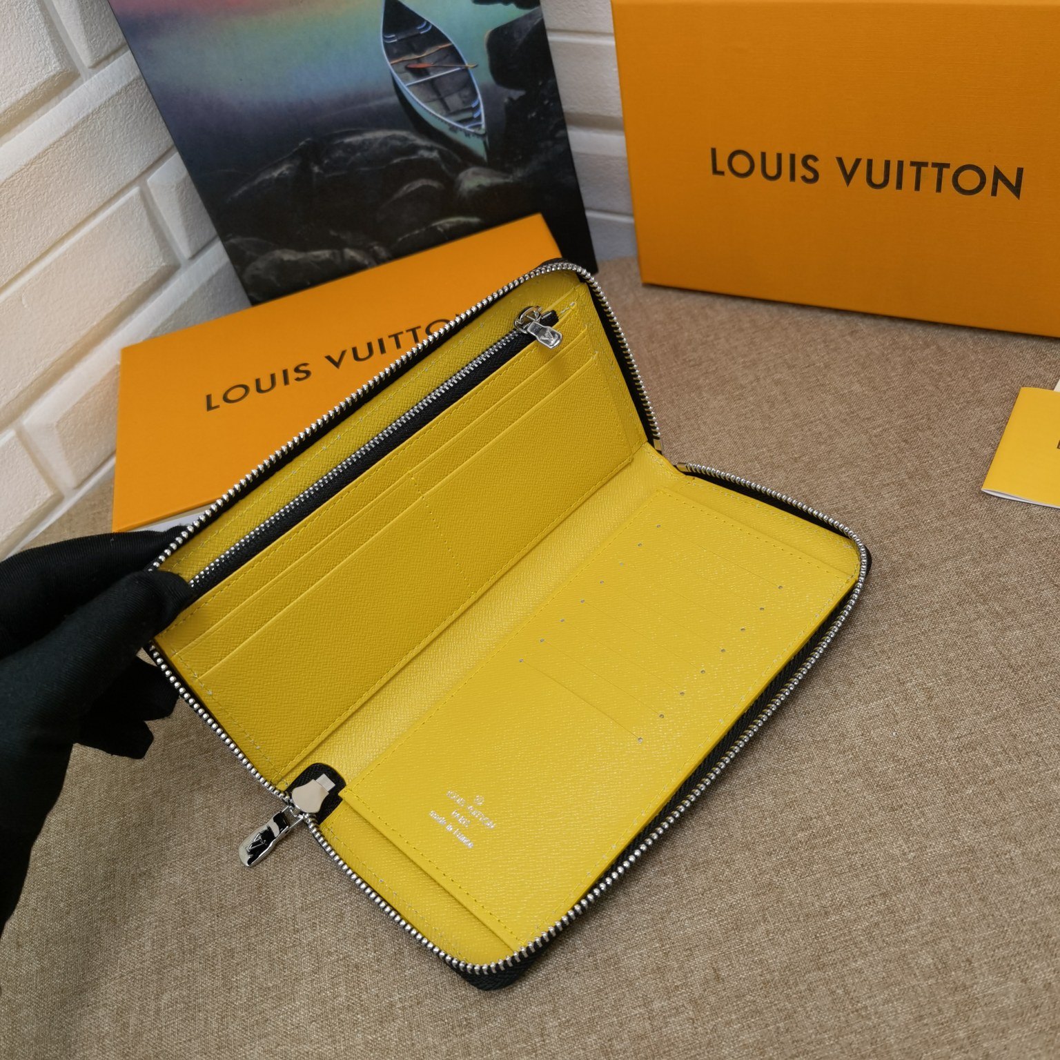 Leather zipper wallet zipper detail