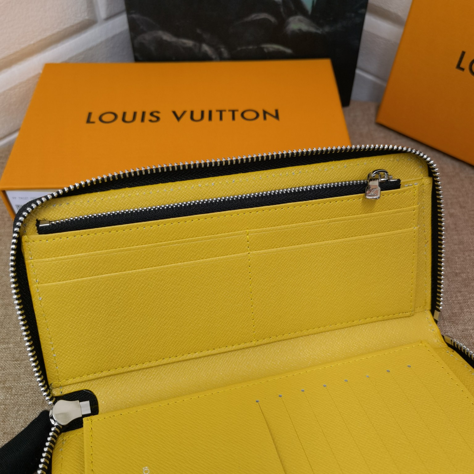 Leather zipper wallet capacity