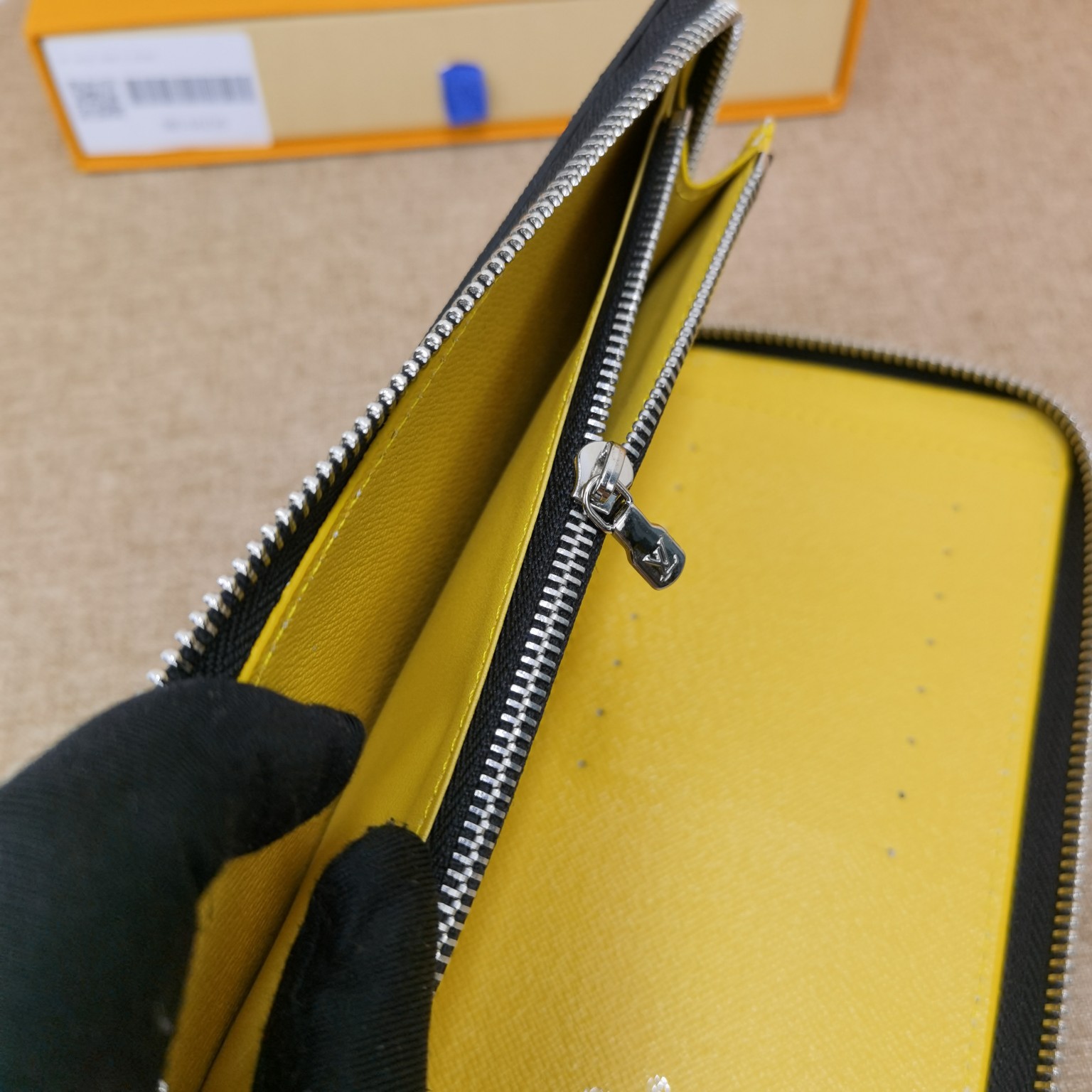 Leather zipper wallet gift packaging