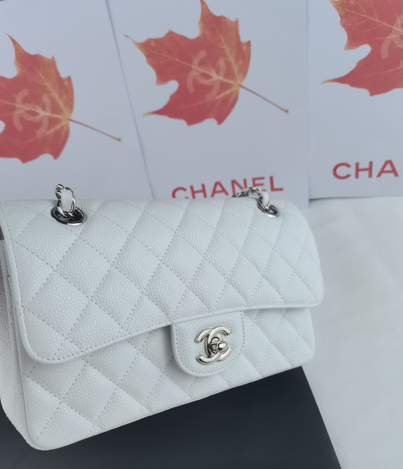 A1118 blanco perla con plata en stock, con sello de acero