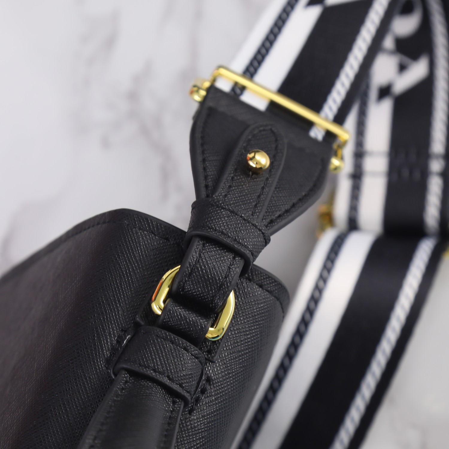 回货🎉斜跨包🎉1BD317🎉🎉
这款Saffiano皮革Monochrome手袋用同色效果的标志性徽标点