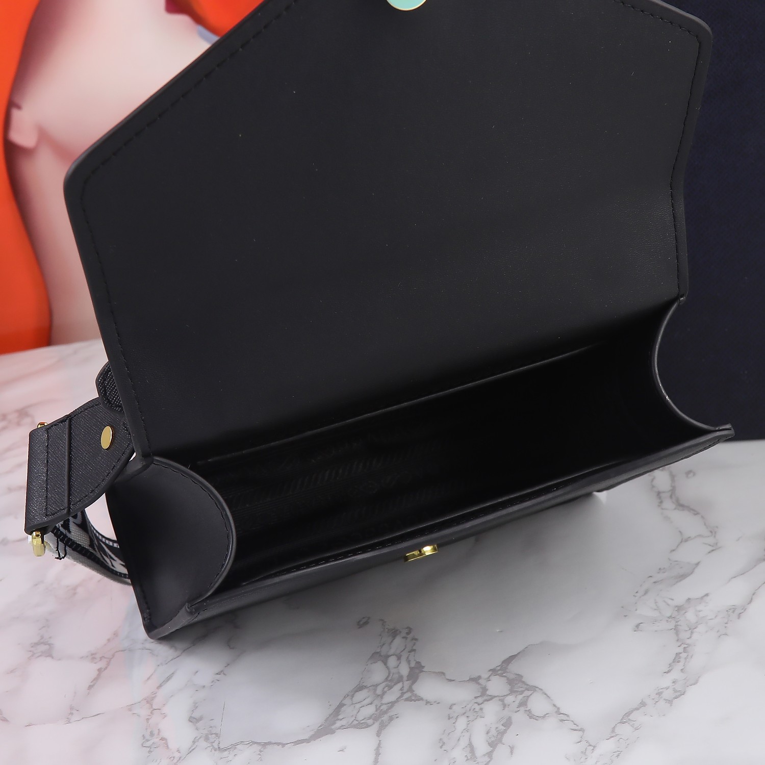 回货🎉斜跨包🎉1BD317🎉🎉
这款Saffiano皮革Monochrome手袋用同色效果的标志性徽标点