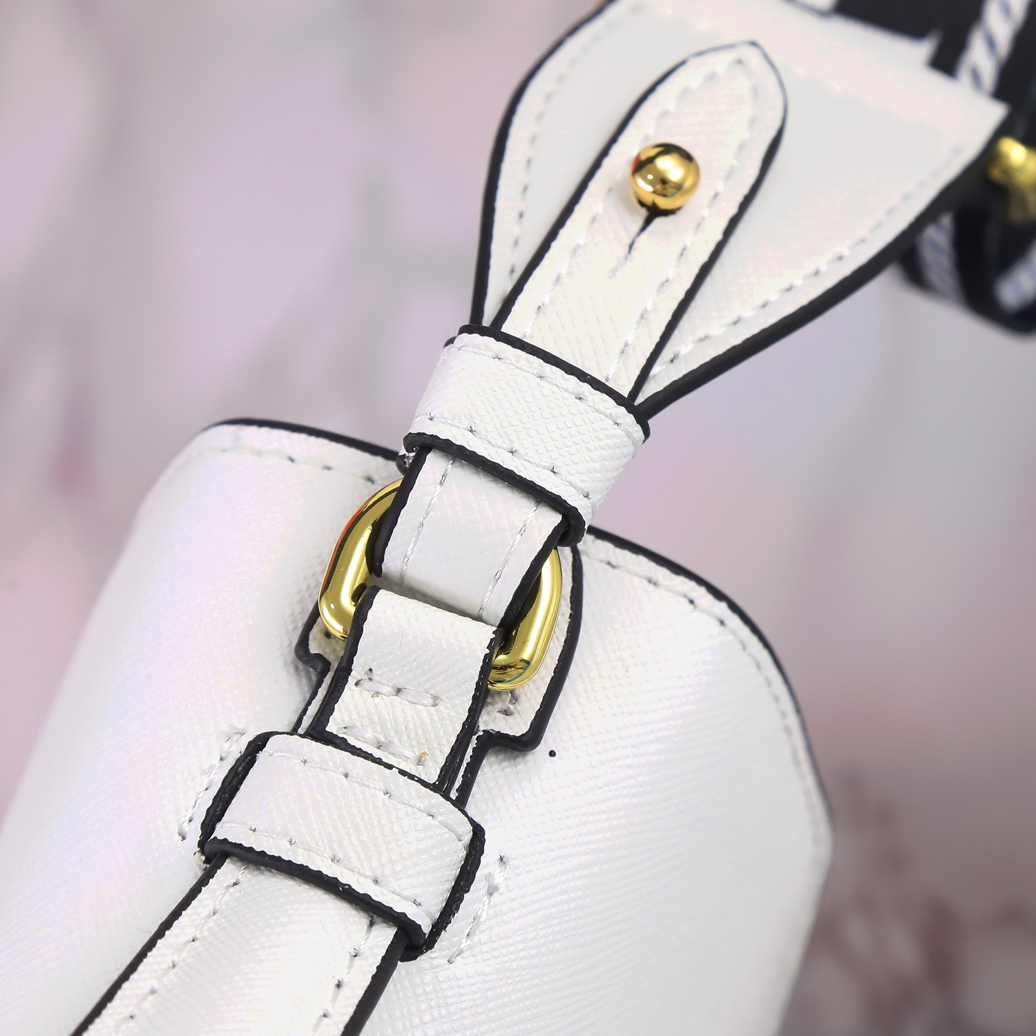 回货🎉斜跨包🎉1BD317🎉🎉
这款Saffiano皮革Monochrome手袋用同色效果的标志性徽标点