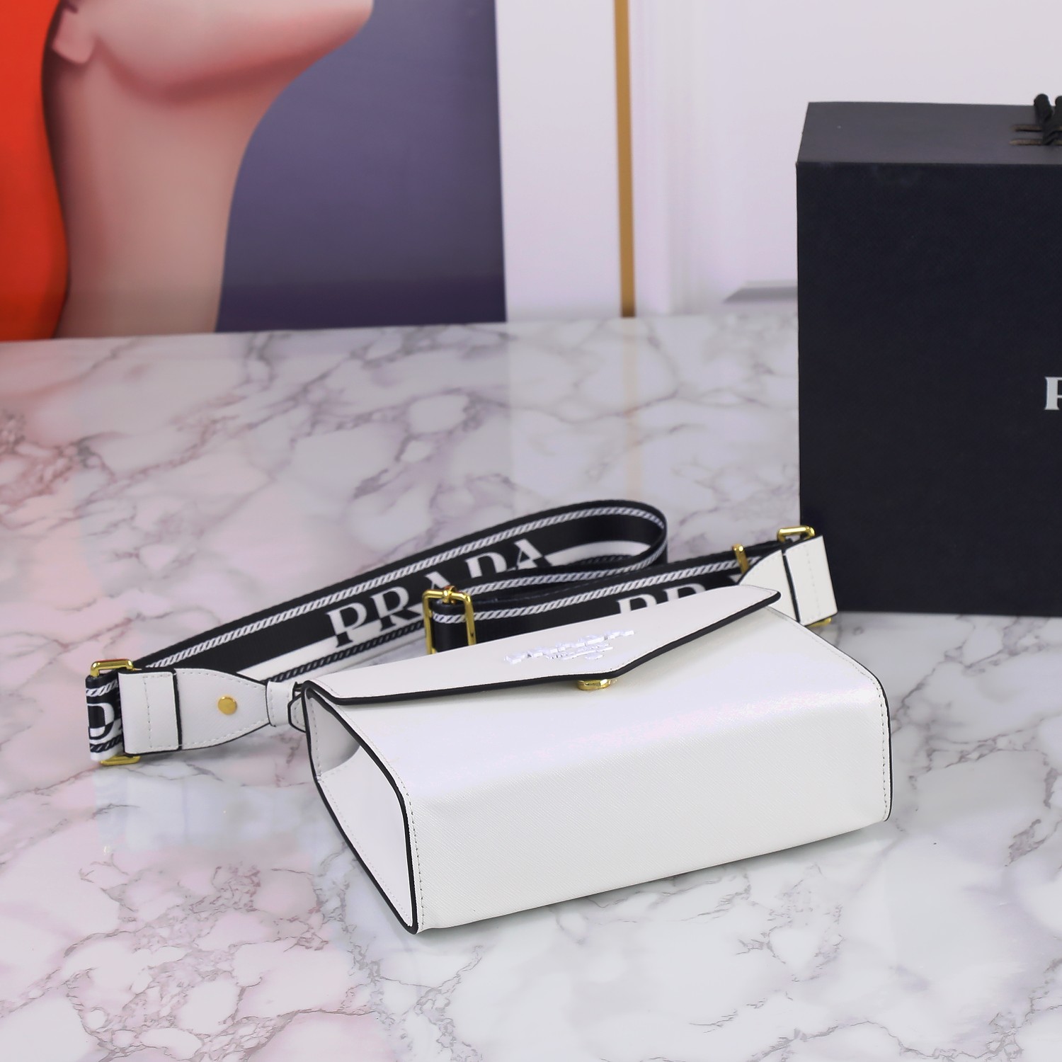 回货🎉斜跨包🎉1BD317🎉🎉
这款Saffiano皮革Monochrome手袋用同色效果的标志性徽标点